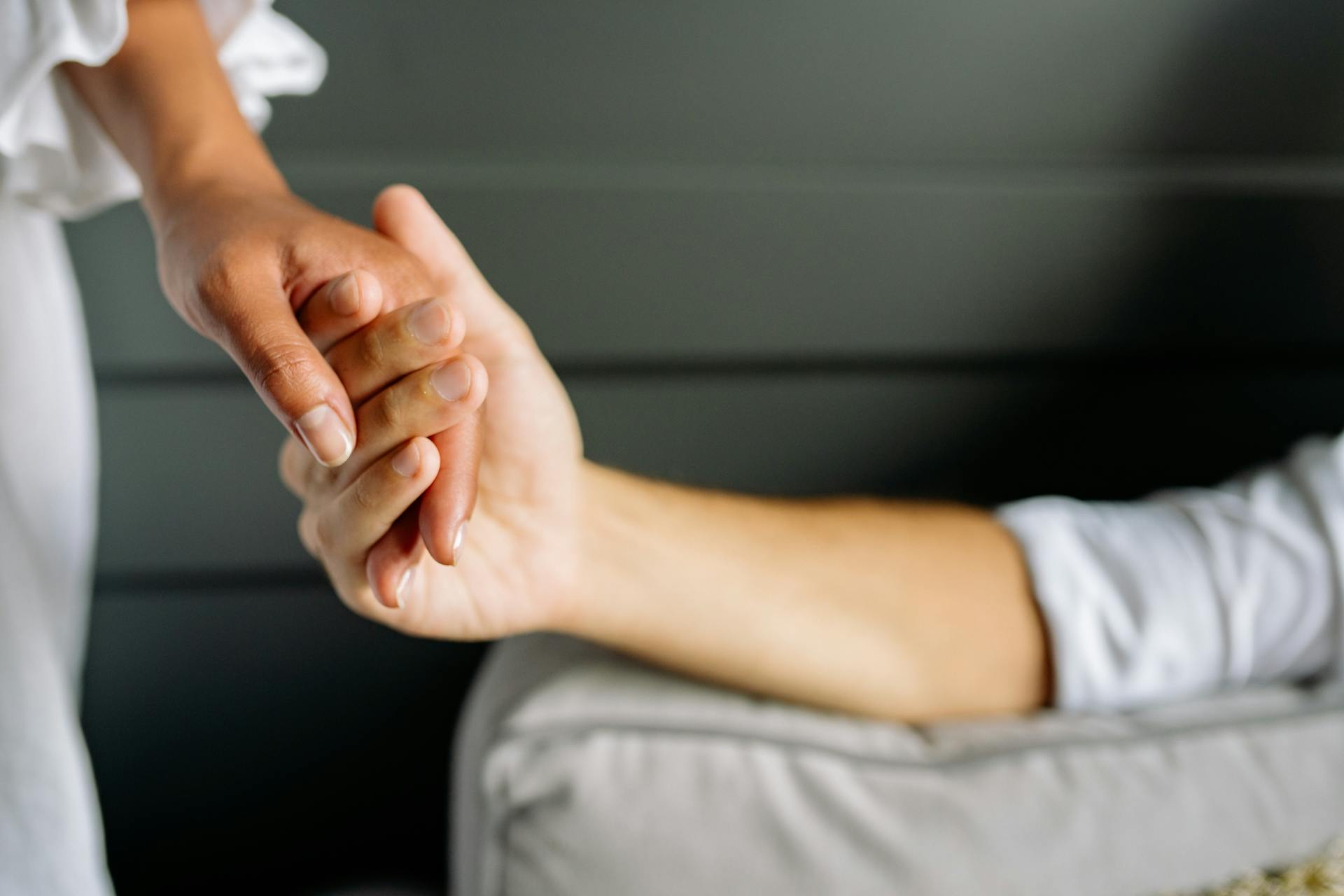 Couple holding hands | Source: Pexels