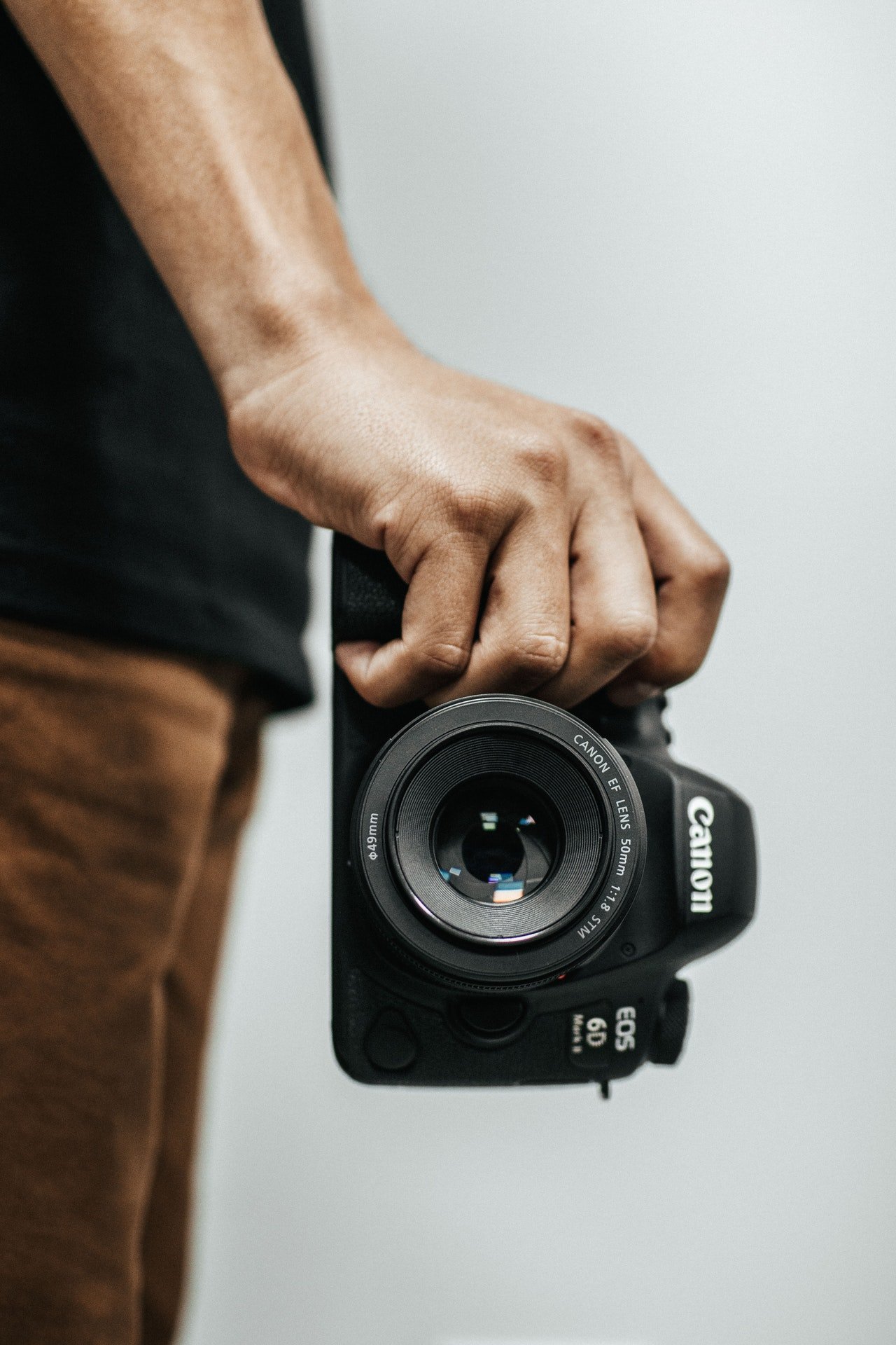 Photo of man holding a camera | Photo: Pexels