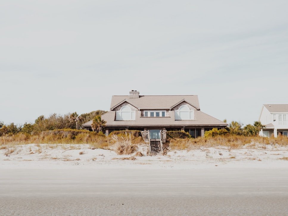 A pretty cottage by the sea | Source: Unsplash