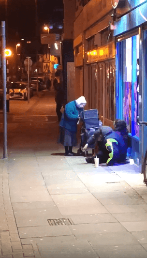 Diana, 72 ans, distribue de la soupe au couple dans la rue. | photo : Facebook/Charlie Franklin Diana, 72 ans, distribue de la soupe au couple dans la rue. | photo : Facebook/Charlie Franklin