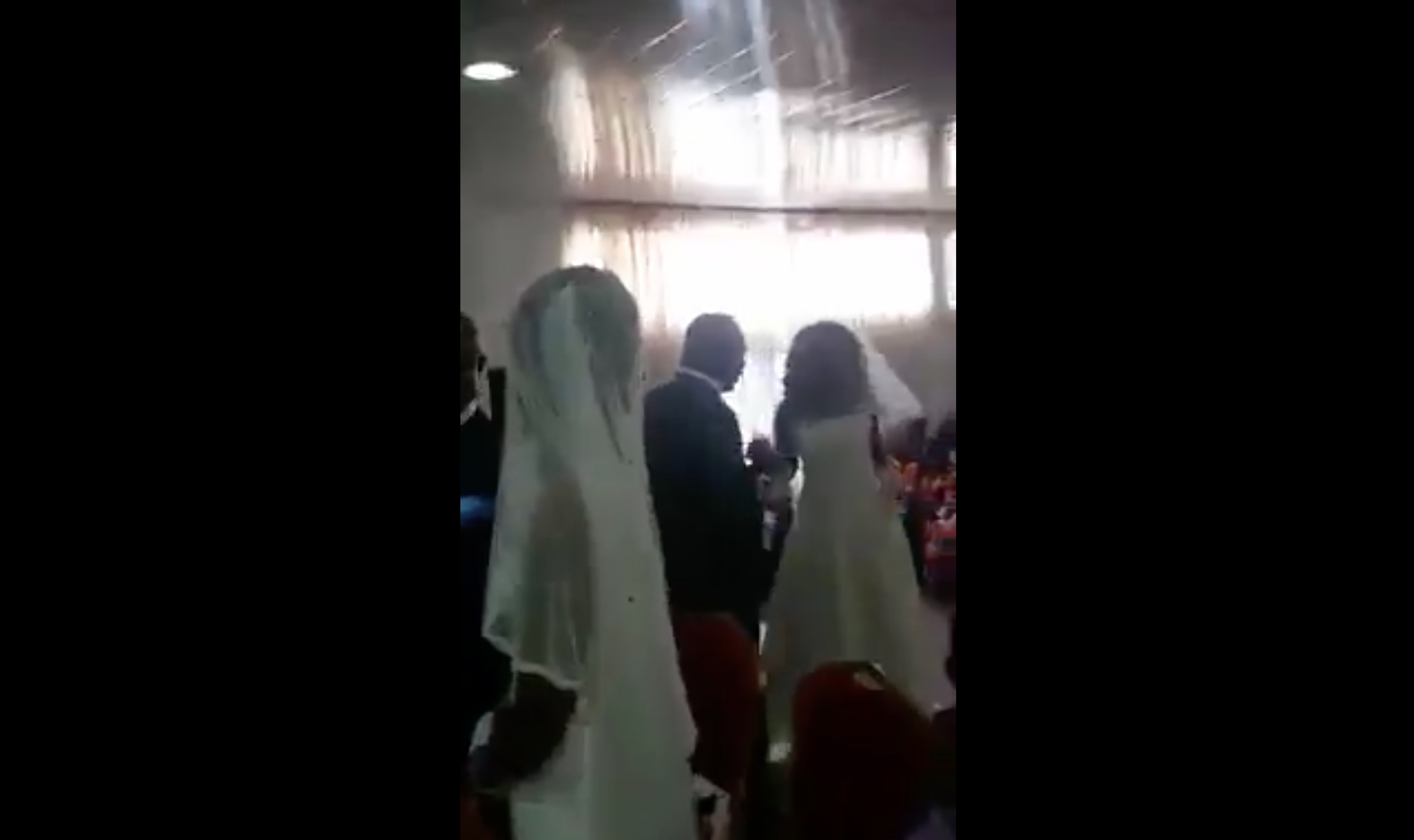 Die Braut wirft von der Vorderseite des Altars aus einen Blick auf den Eindringling. | Quelle: Facebook.com/Maguqa