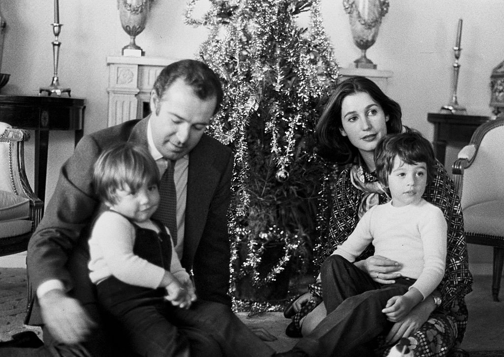 Alfonso de Borbón y su esposa Carmen Martínez Bordiu con sus dos hijos Luis Alfonso (D) y Francisco de Asís, el día de Navidad, 24 de diciembre de 1976, Madrid, España. | Foto: Getty Images.