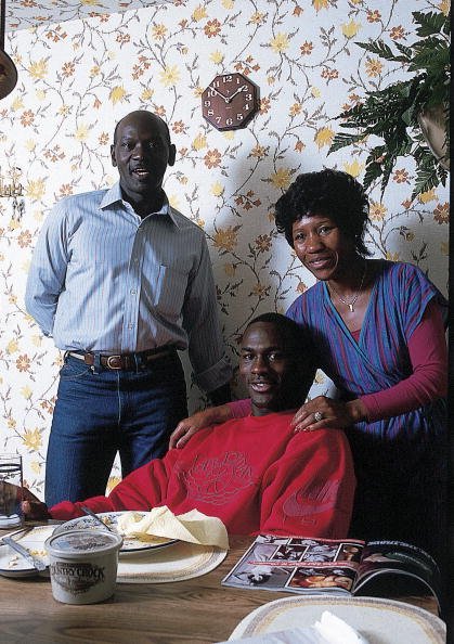Michael Jordan with his father James R. Jordan Sr. and mother Deloris Jordan at home, Wilmington, NC in 1986. | Photo: Getty Images