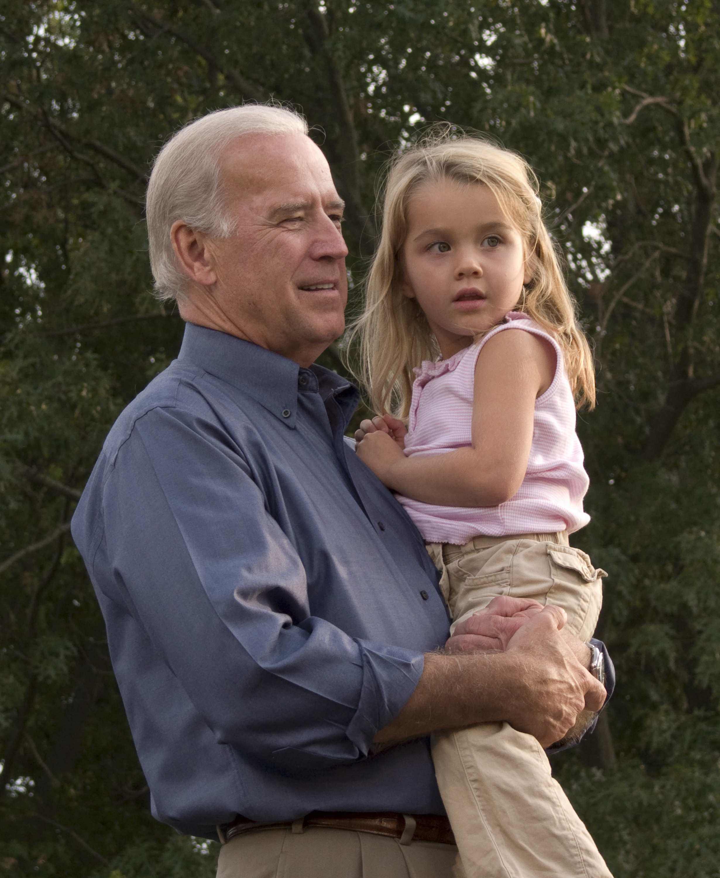 Senator Joe Biden holding Natalie Biden at a rally in Media, Pennsylvania, on September 16, 2008 | Source: Getty Images