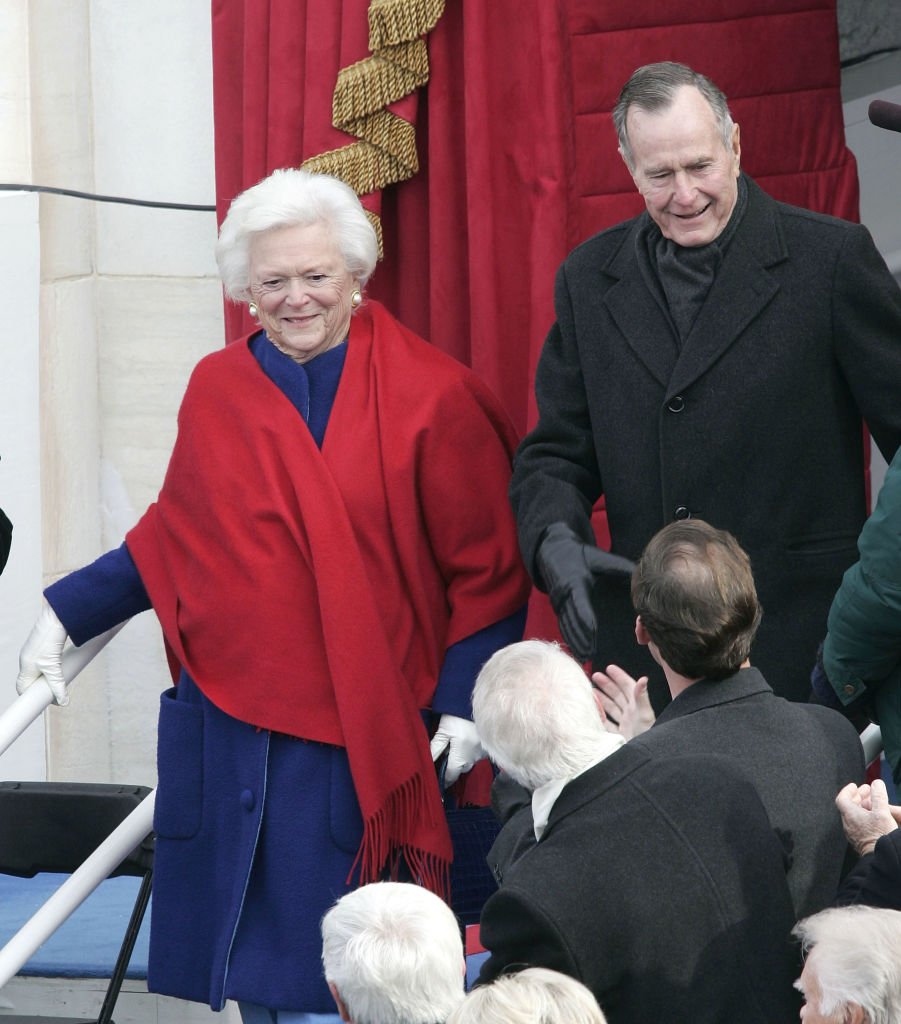 George H.W. Bush and wife, Barbara Bush arrive at the swearing in ceremony for their son U.S. President George W. Bush January 20, 2005 | Photo: Getty Images