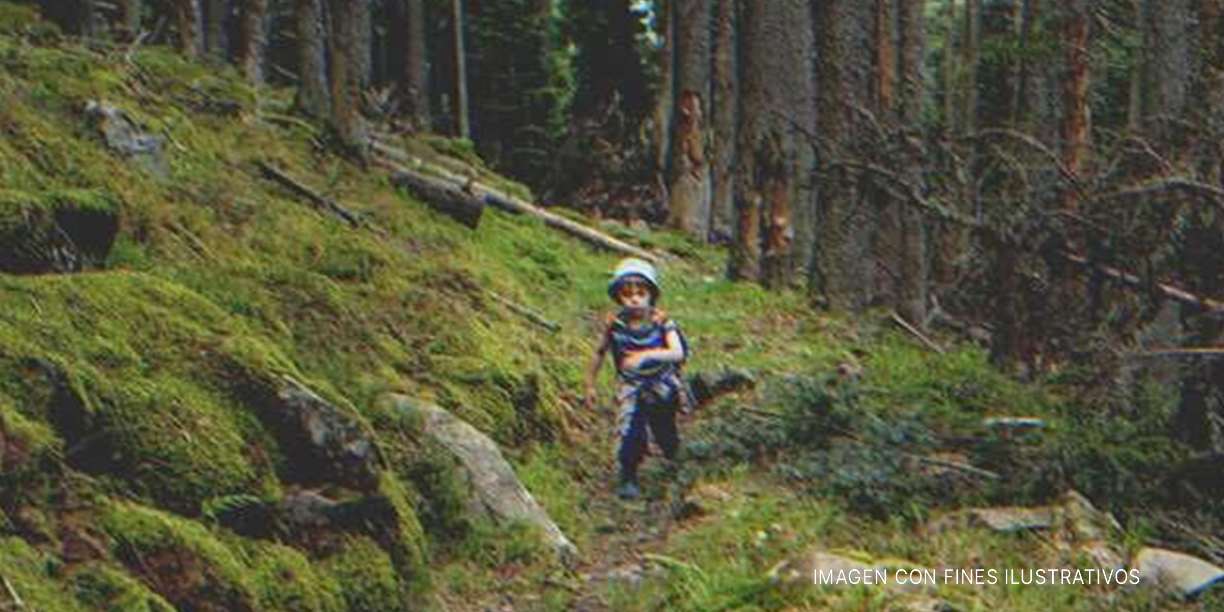 Niño corriendo por un bosque. | Foto: Shutterstock
