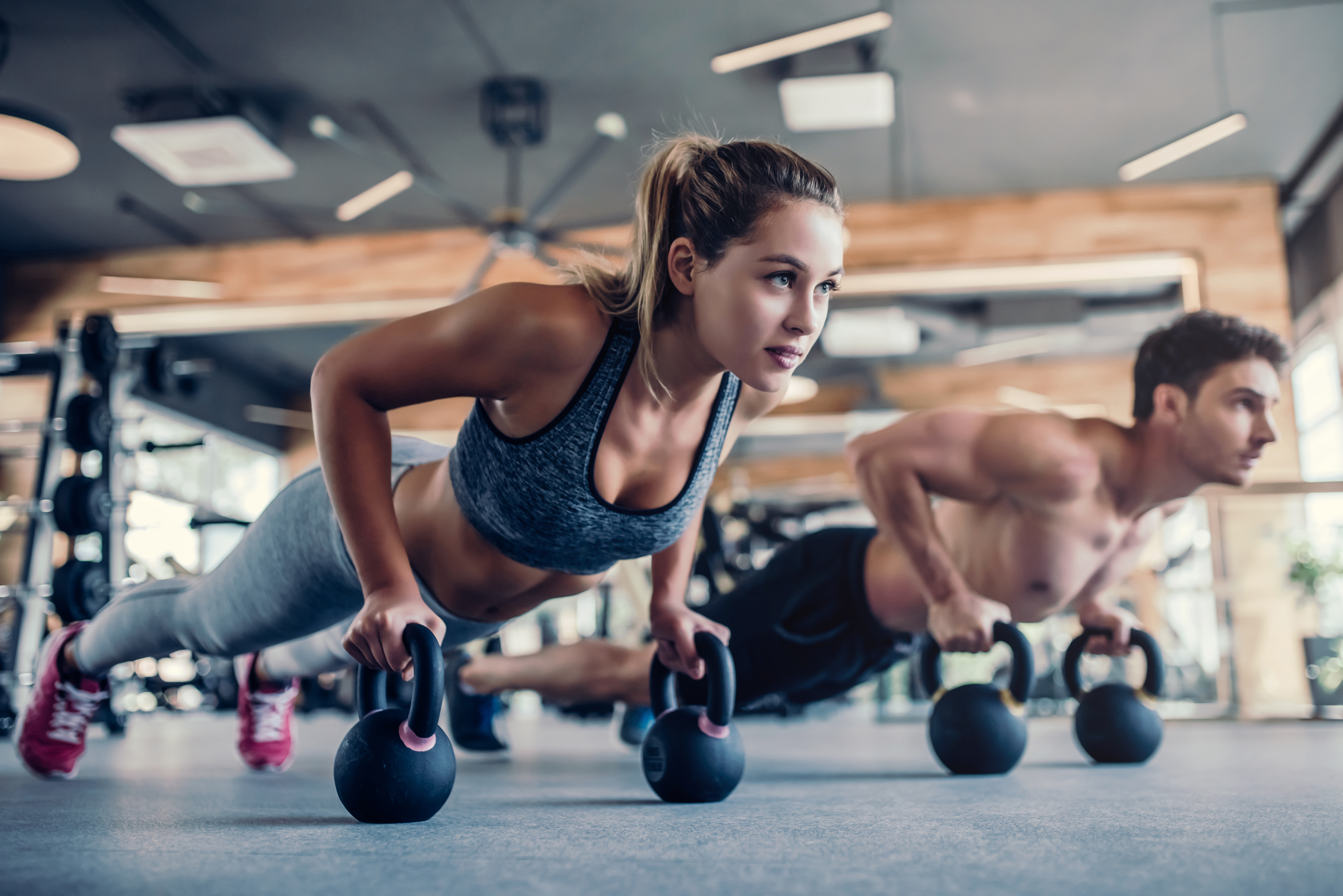 A man and woman working out at a gym | Source: Shutterstock