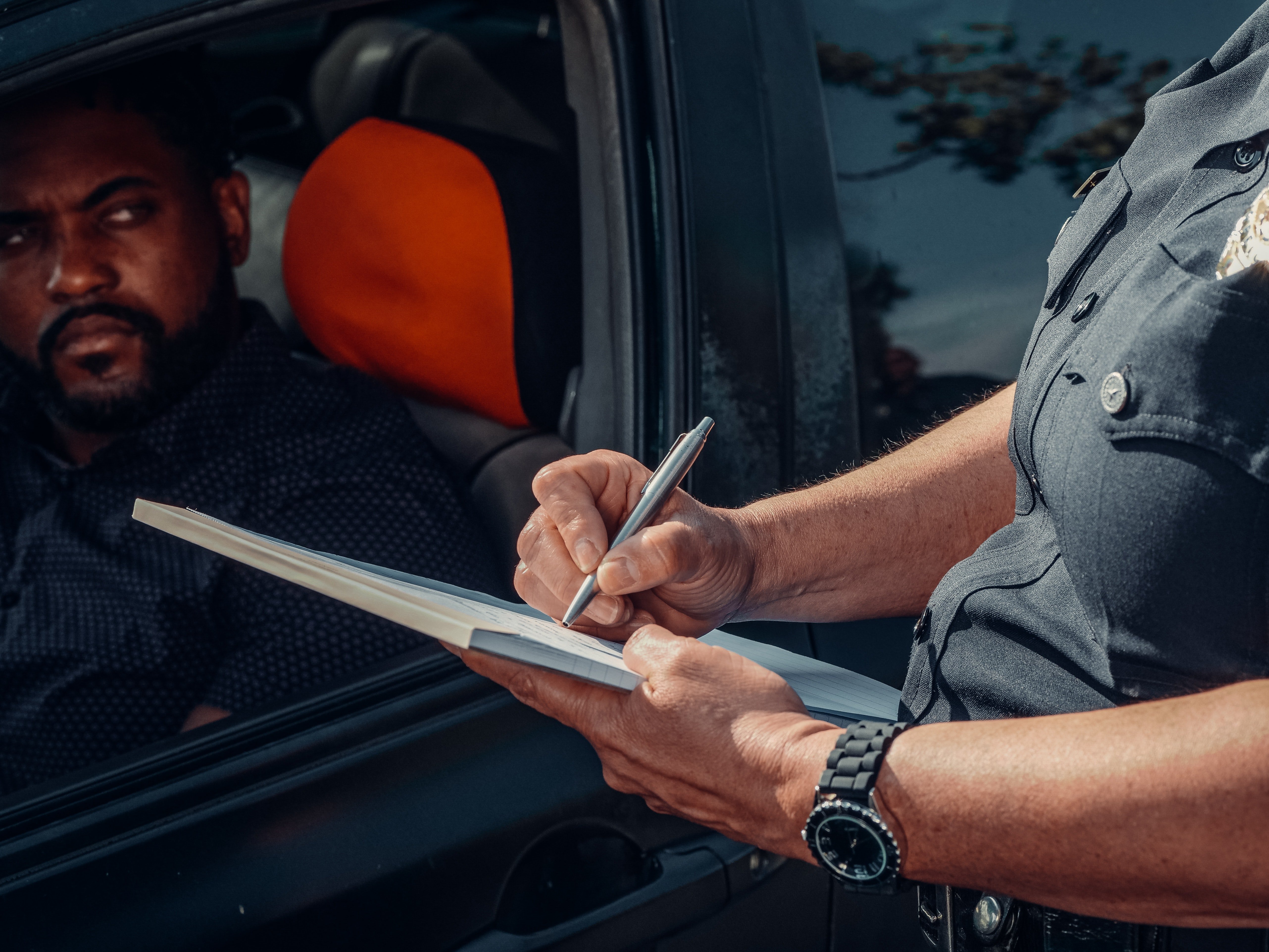 The police officer writing a ticket for the driver | Photo: Pexels/Kindel Media