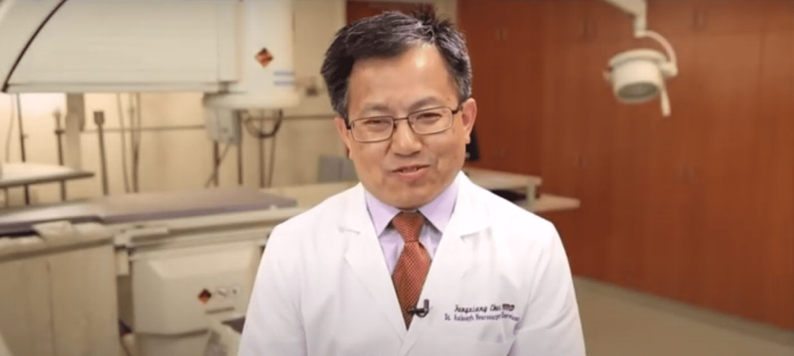 Dr. Fangxiang Chen en su consultorio en 2016. | Foto:  YouTube/KSDK News