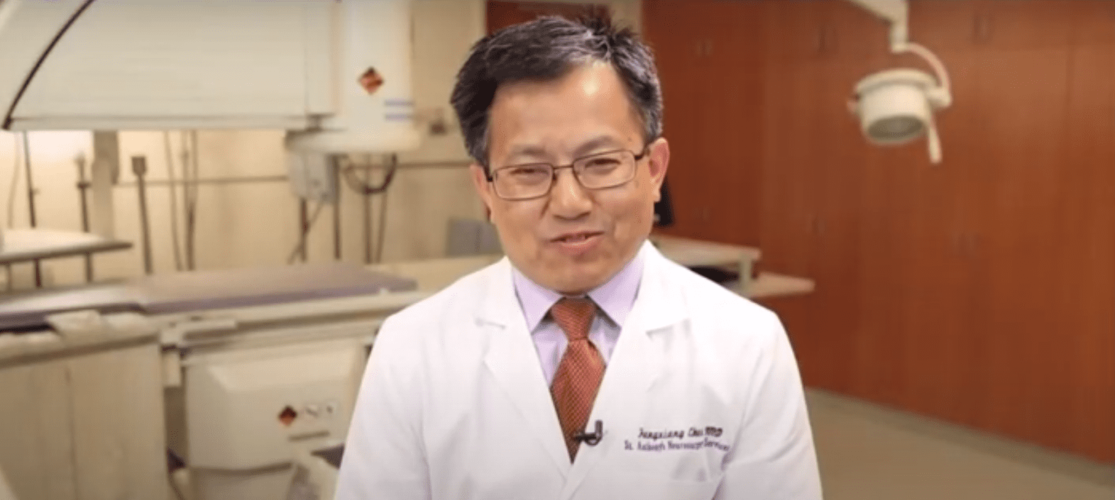 Dr. Fangxiang Chen en su consultorio en 2016. | Foto: YouTube/KSDK News