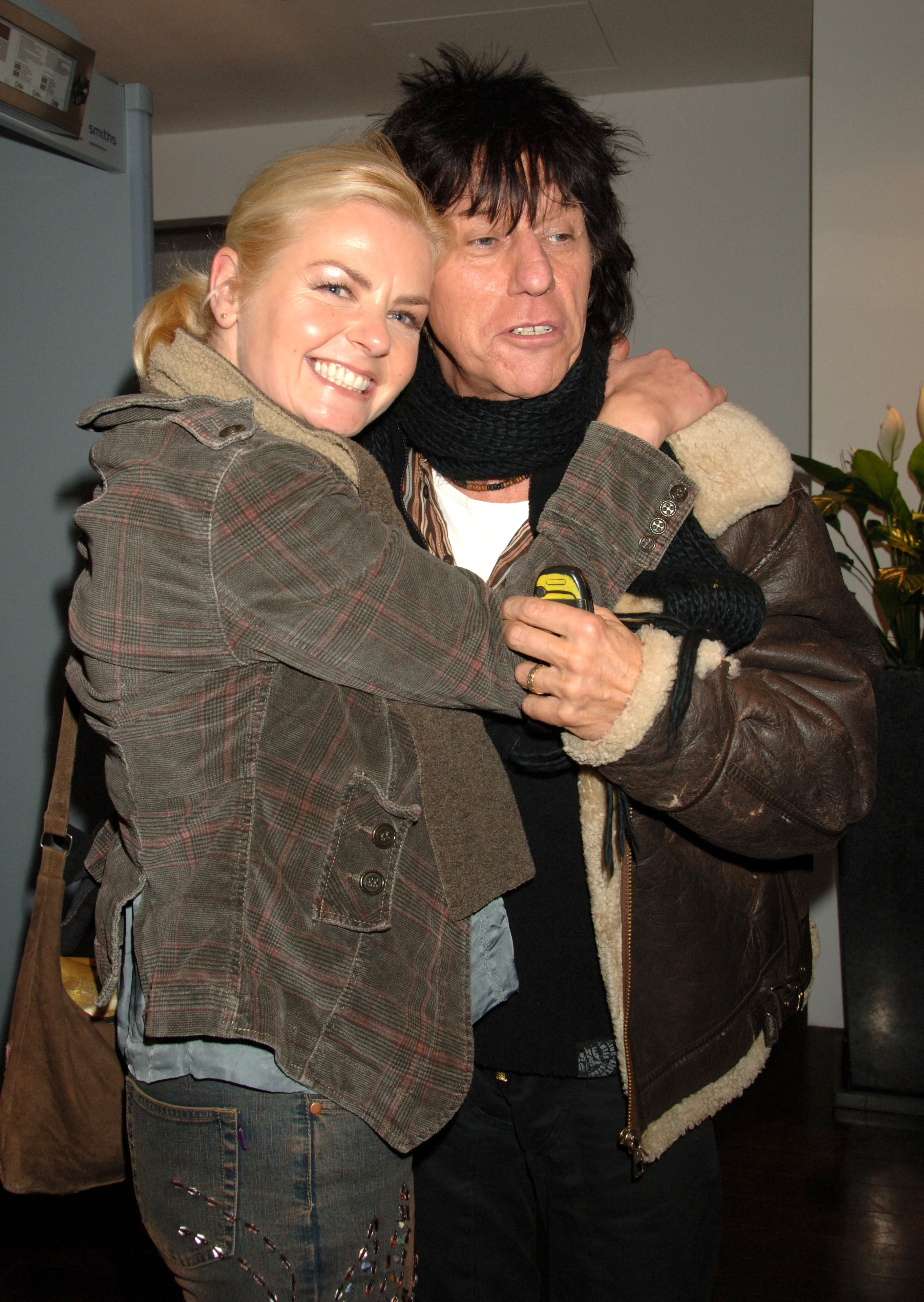 Sandra Cash and Jeff Beck at the Led Zeppelin Concert on December 10, 2007, at The O2 Arena in London, England. | Source: Getty Images