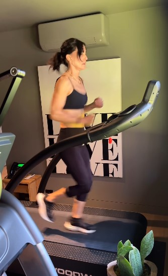 Courteney Cox working out in the gym | Source: Instagram/courteneycoxofficial/