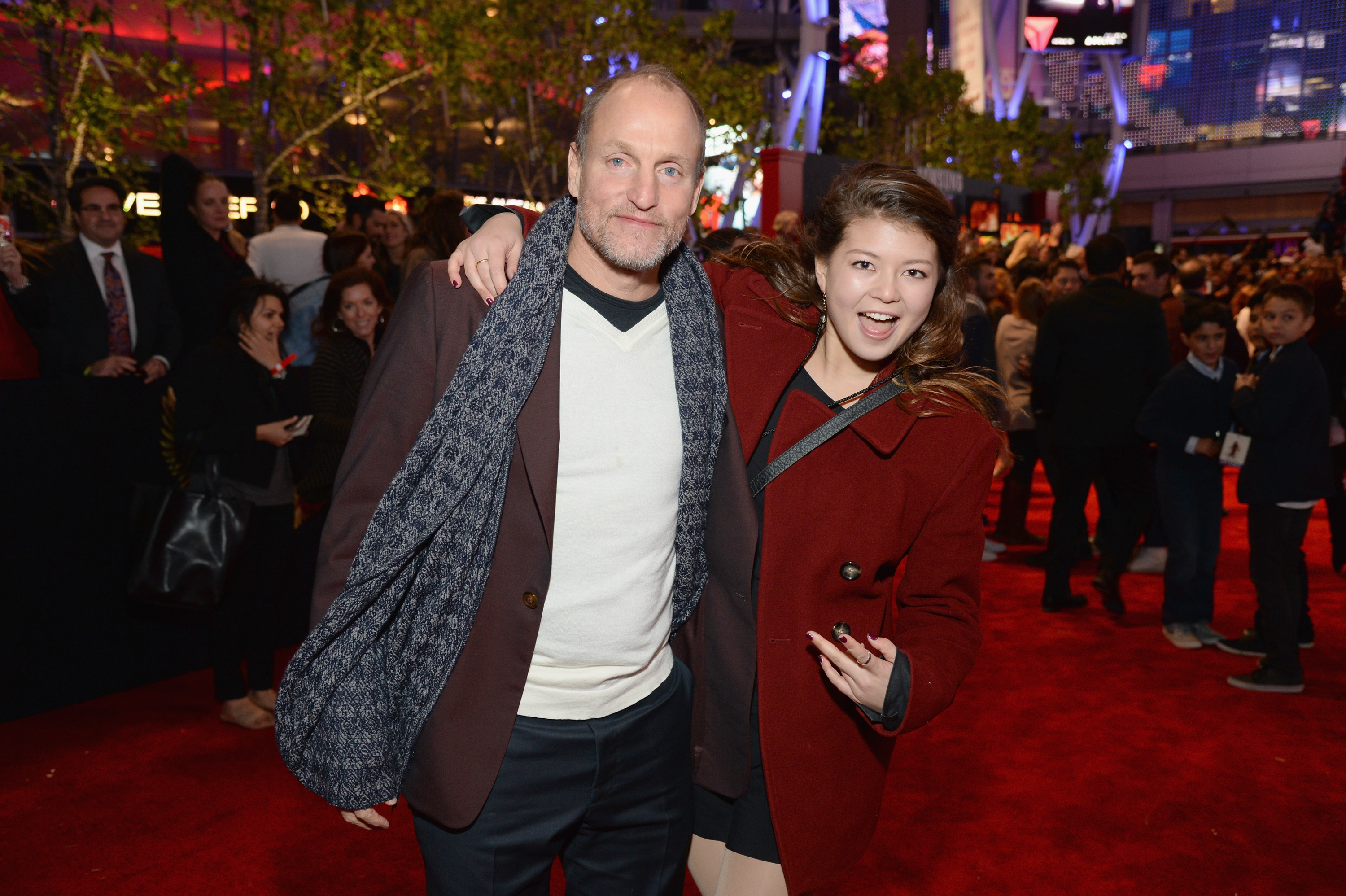 Woody Harrelson und seine Tochter Zoe Harrelson besuchen die "Hunger Games: Mockingjay Part 2" Premiere in Los Angeles, gesponsert von Chrysler, am 16. November 2015 in Los Angeles, Kalifornien. | Quelle: Getty Images