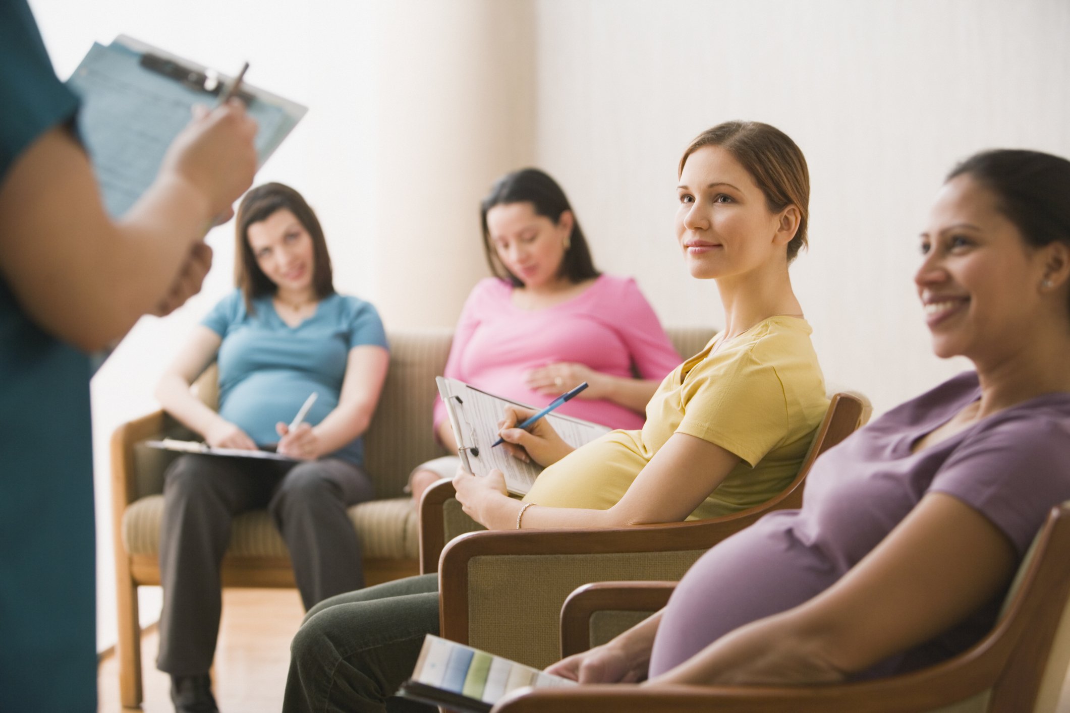 Photo of group of pregnant women in waiting room | Photo: Getty Images