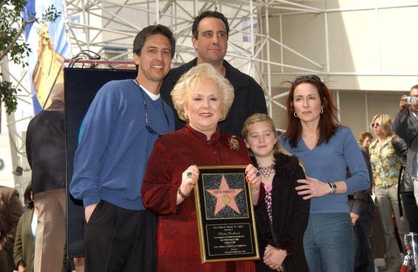 Doris Roberts with co-stars Ray Romano, Brad Garrett & Patricia Heaton during the ceremony honoring Roberts on the Hollywood Walk of Fame on Feb. 10, 2003, in California |Photo: Getty Images 