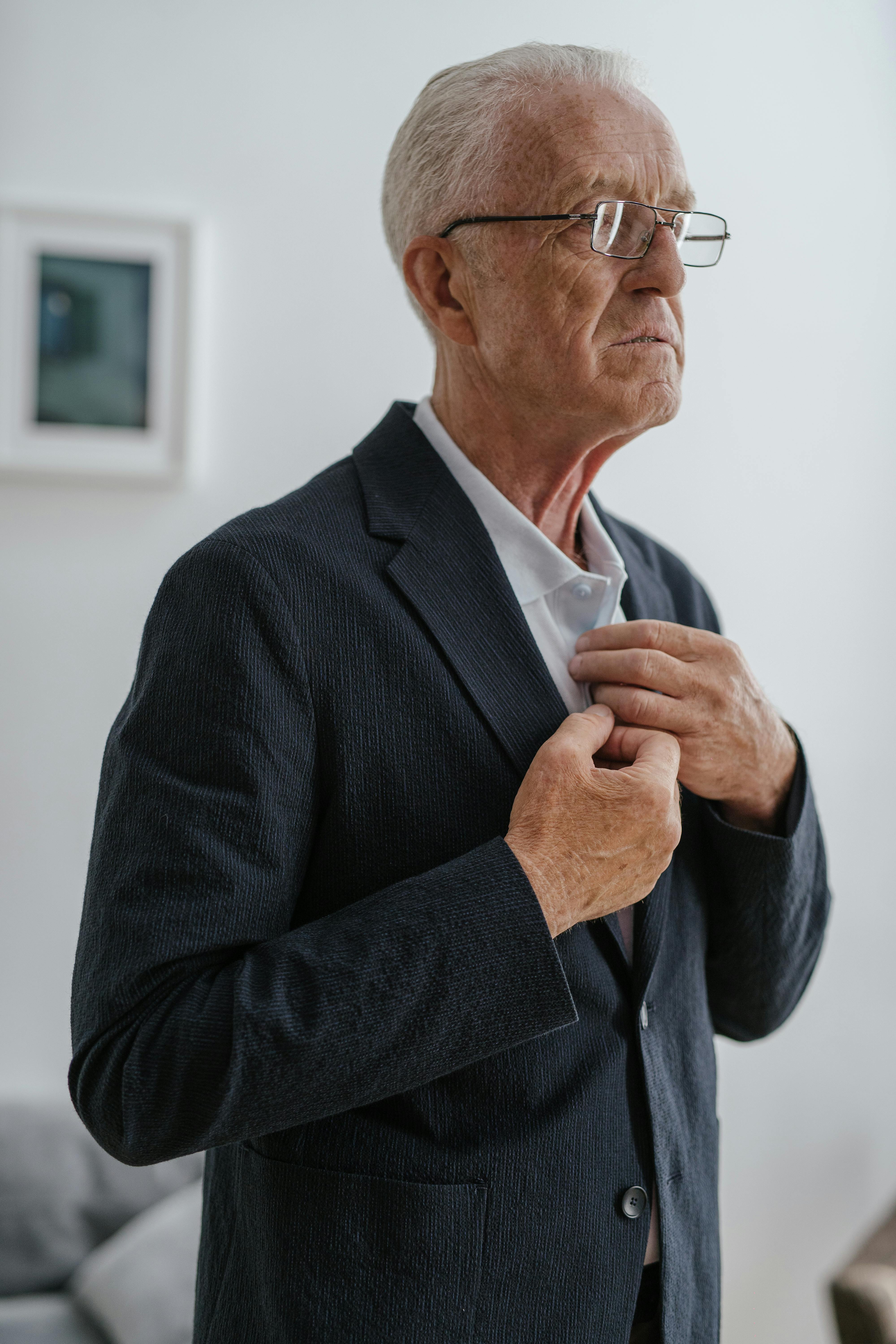 A serious man in a suit | Source: Pexels