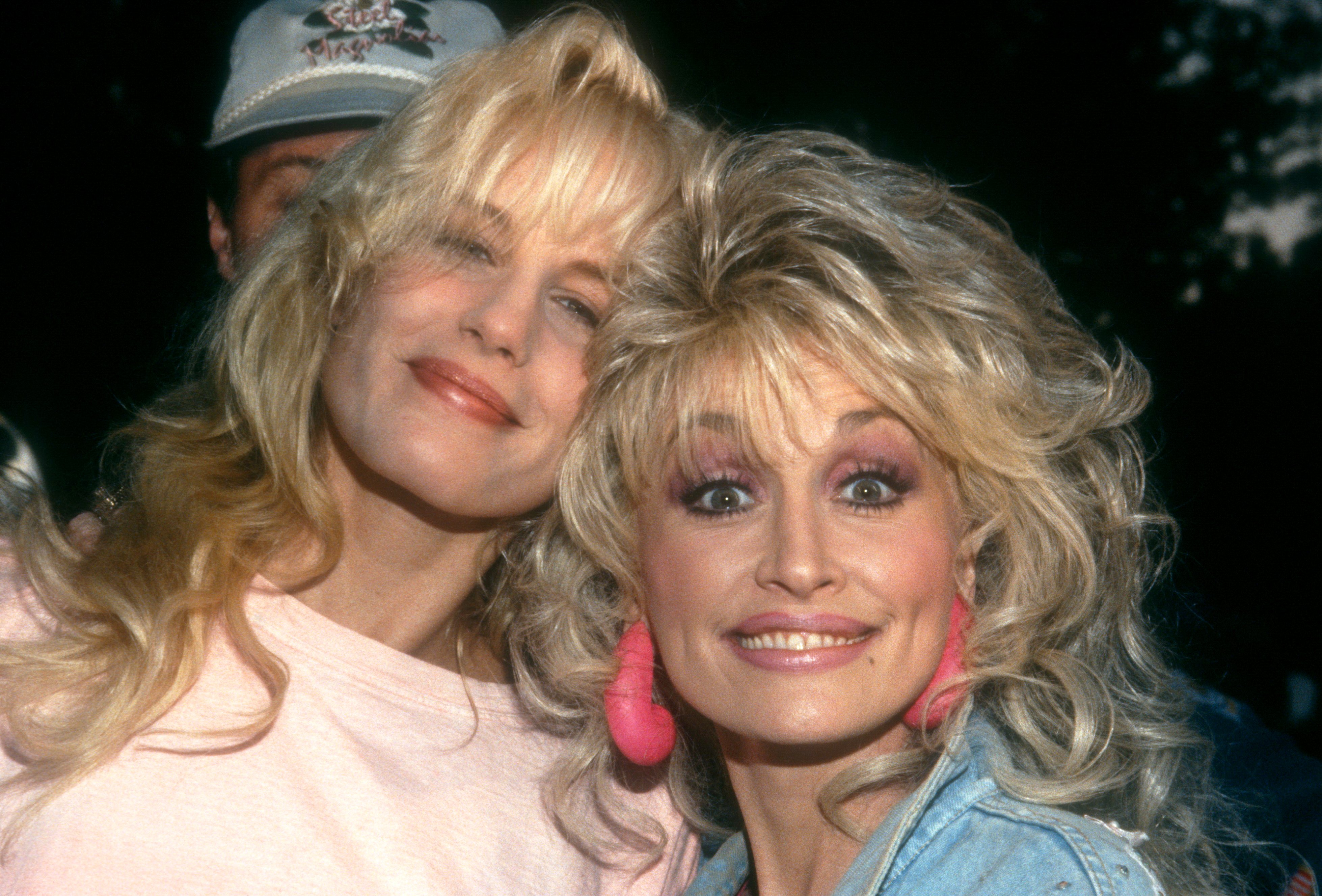 Dolly with her good friend, Darryl Hannah, at the "Steel Magnolias" Natchitoches premiere on November 10, 1989. | Photo: Getty Images