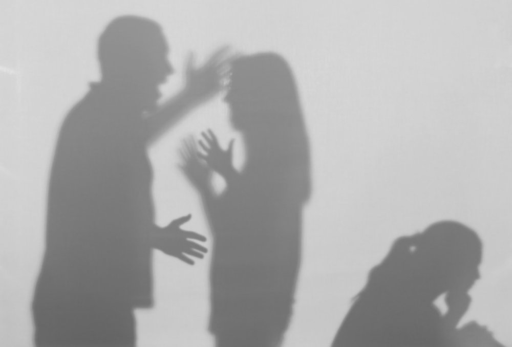 Sombras de un hombre que grita a su mujer frente a su hija. | Foto: Shutterstock