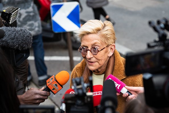 Isabelle Balkany, maire par intérim de Levallois, s'adresse aux journalistes.|Photo : Getty Images. Isabelle Balkany, maire par intérim de Levallois, s'adresse aux journalistes.|Photo : Getty Images.