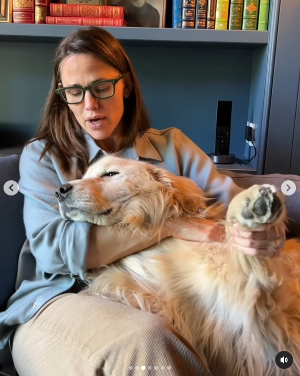 Jennifer Garner and her dog, Birdie, posted on November 27, 2024 | Source: Instagram.com/jennifer.garner