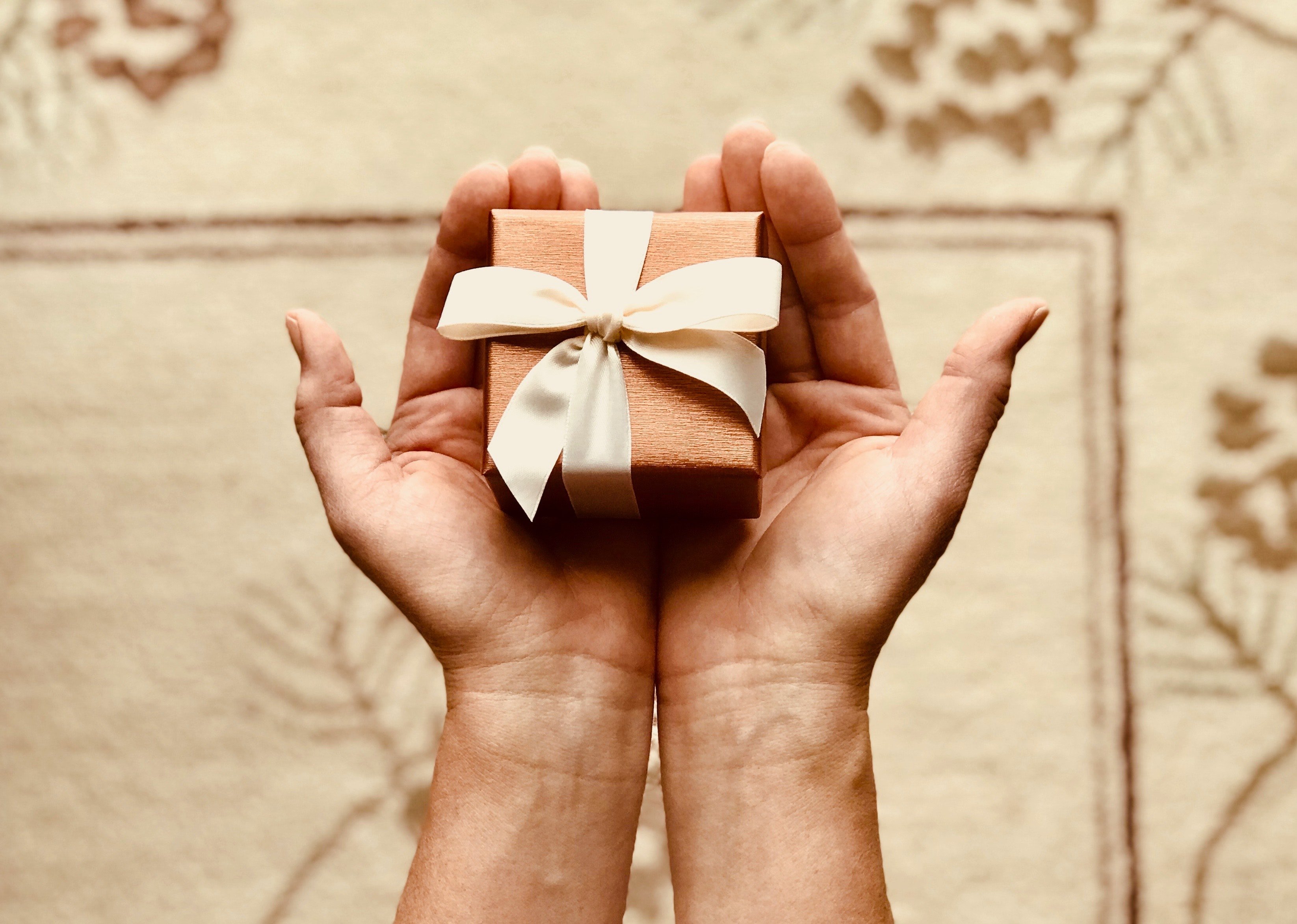 OP received a small box and a letter | Photo: Pexels