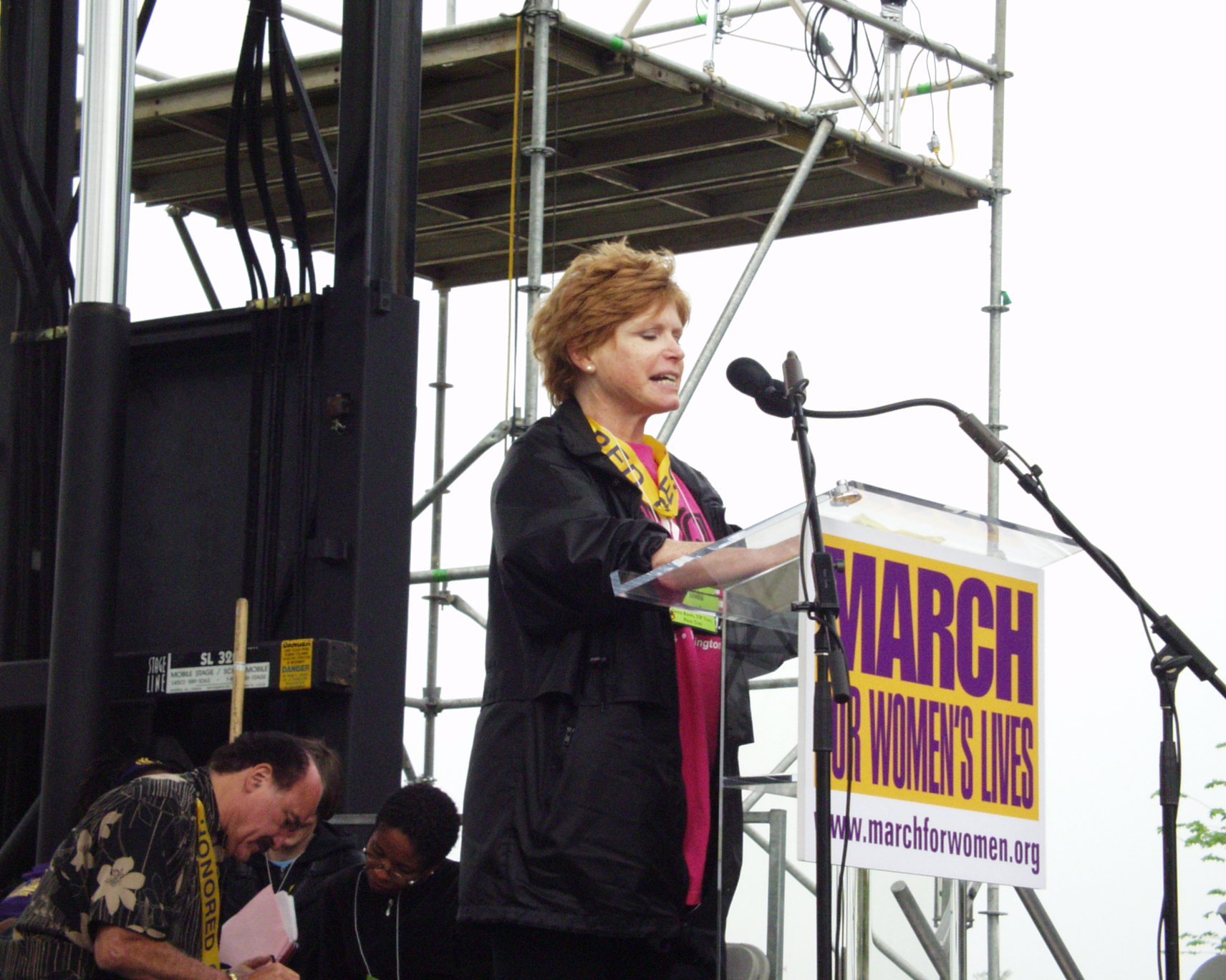 Bonnie Franklin speaking to crowd at March For Women's Lives in 2004. | Source: Wikimedia Commons