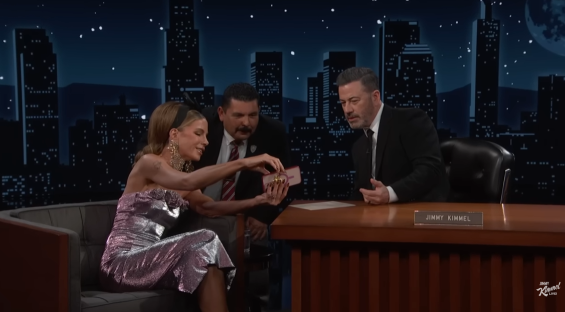 Kate Beckinsale shows Jimmy Kimmel and Guillermo Rodriguez photos of the egg on her cell phone during her appearance on "Jimmy Kimmel Live!" on 25 November 2025. | Source: YouTube/Jimmy Kimmel Live