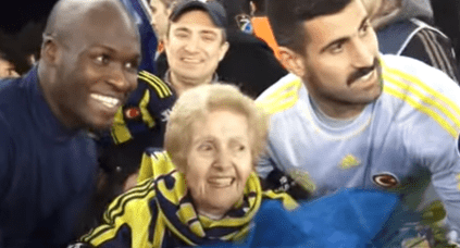 Ihsan haciendo acto de presencia en uno de los juegos. │ Foto: Captura de Youtube/Fenerbahçe SK