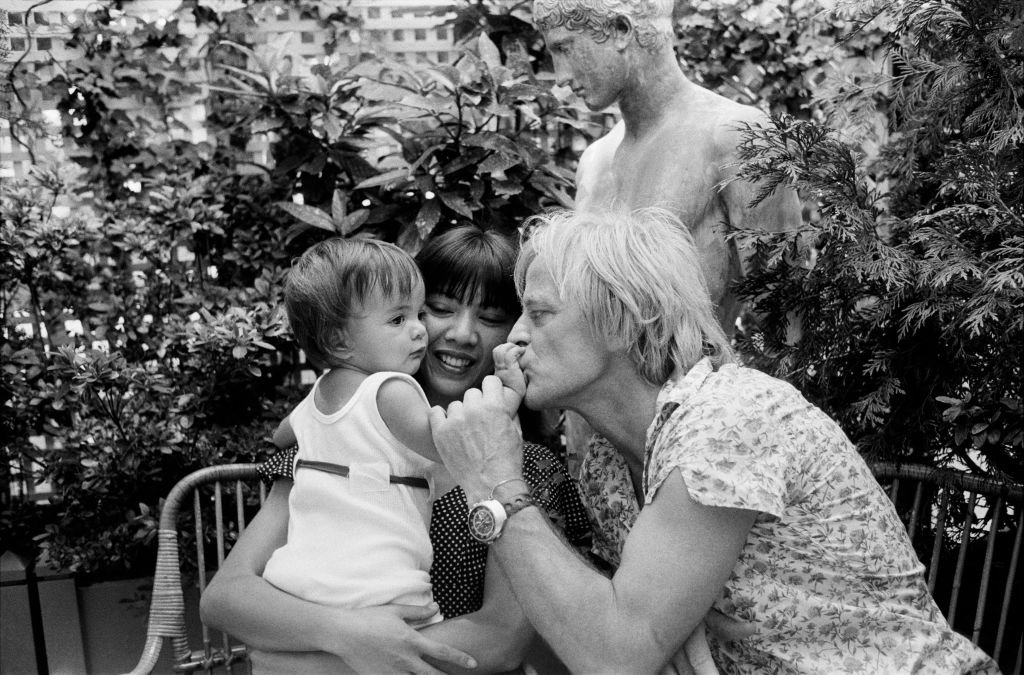 Schauspieler Klaus Kinski mit Frau Minhoi und Sohn Nikolai im Juli 1977 in Paris, Frankreich. (Foto von Alain MINGAM) I Quelle: Gamma-Rapho über Getty Images