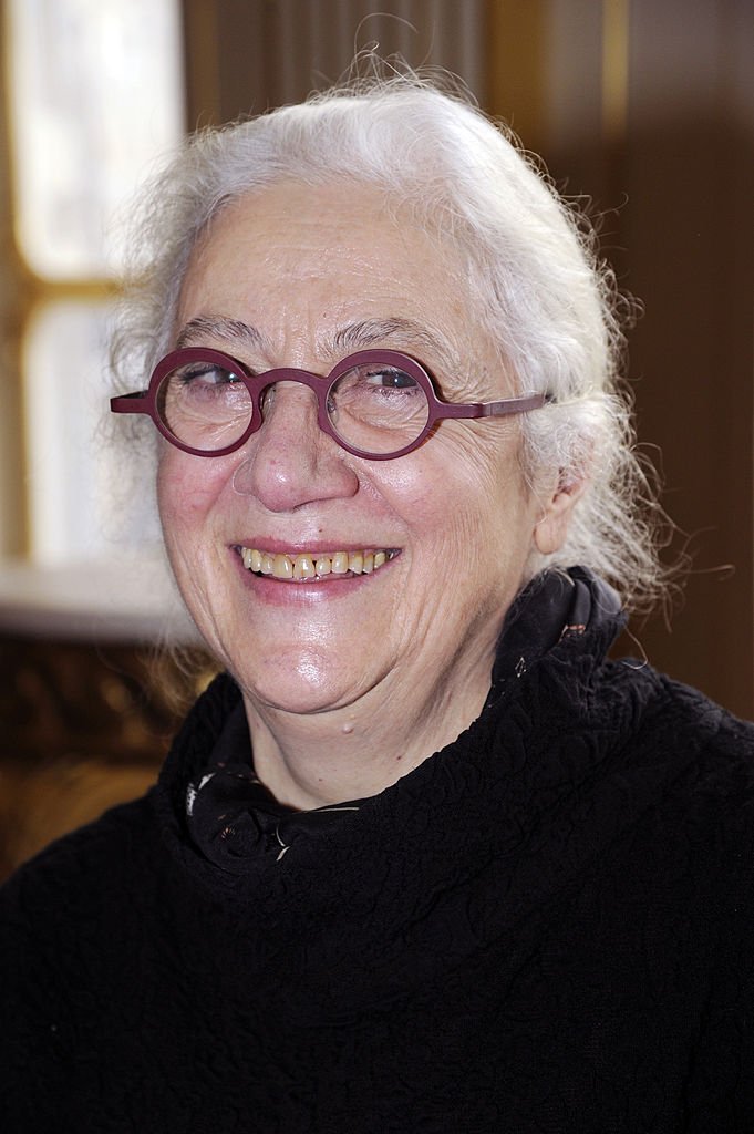 L'actrice française Isabelle Sadoyan pose après avoir reçu la médaille d'Officier de l'Ordre national de la Légion d'honneur des mains du ministre français de la Culture et de la Communication le 8 novembre 2012 à Paris. | Photo : Getty Images