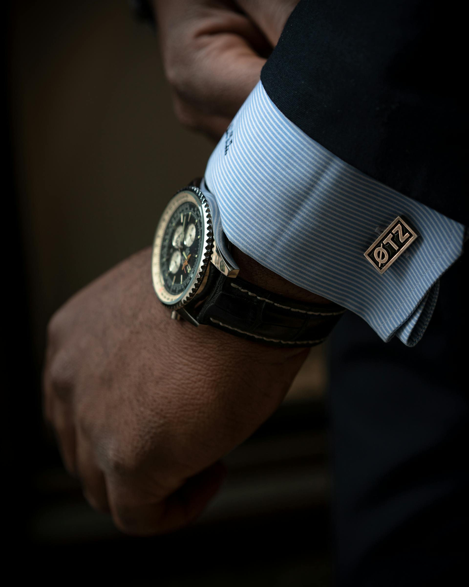 A man wearing a wristwatch | Source: Pexels