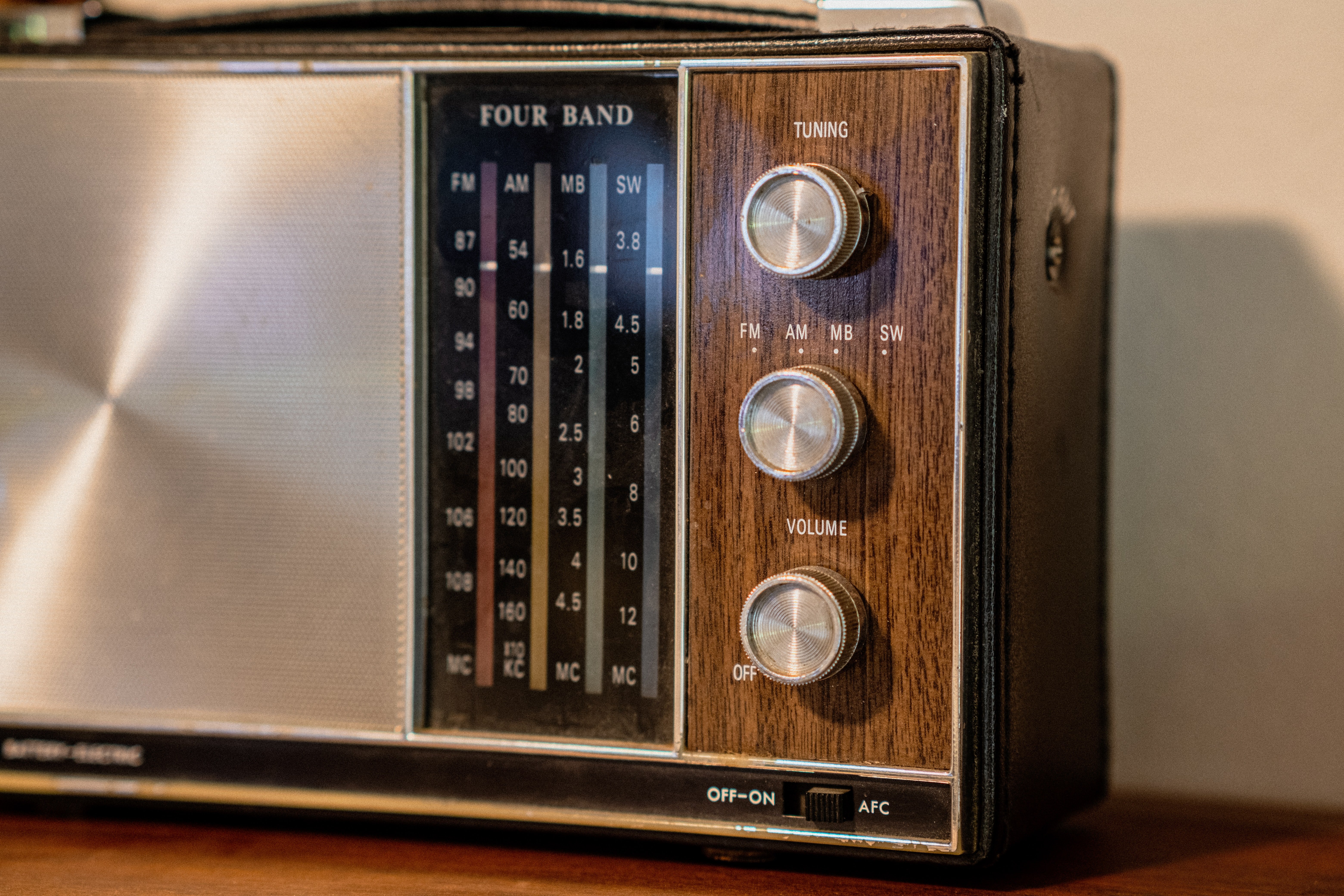 Karl fand in seiner Scheune ein altes Radio. | Quelle: Unsplash