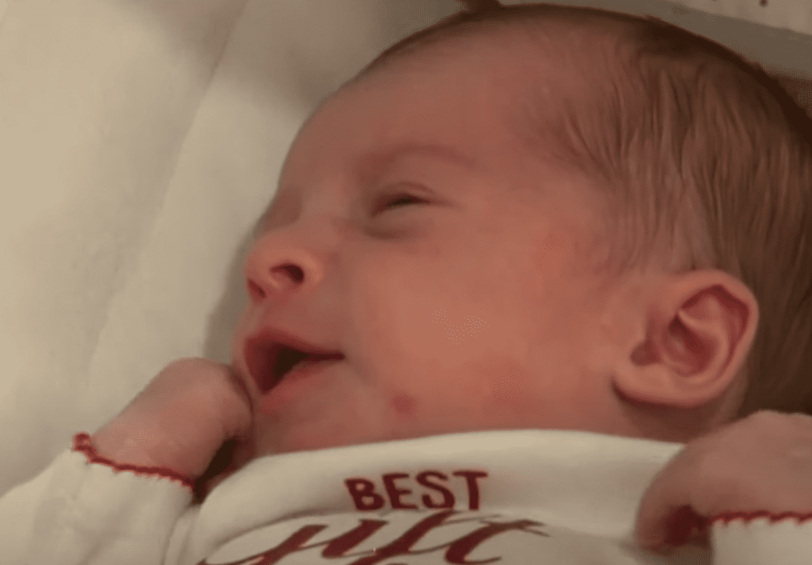Un bébé qui détient le record de l'embryon le plus âgé à avoir été mis au monde avec succès | Photo : Youtube/WBIR Channel 10
