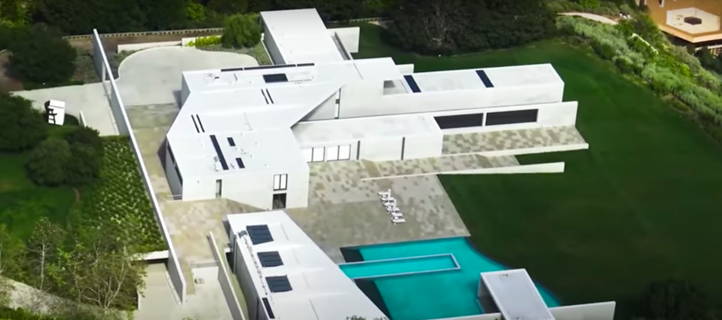 A screenshot showing another angle of the Carter residence, posted on May 28, 2023 | Source: YouTube/Grant Cardone