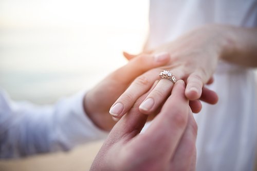 Un homme passant une bague au doigt de sa femme. l Source: Shutterstock