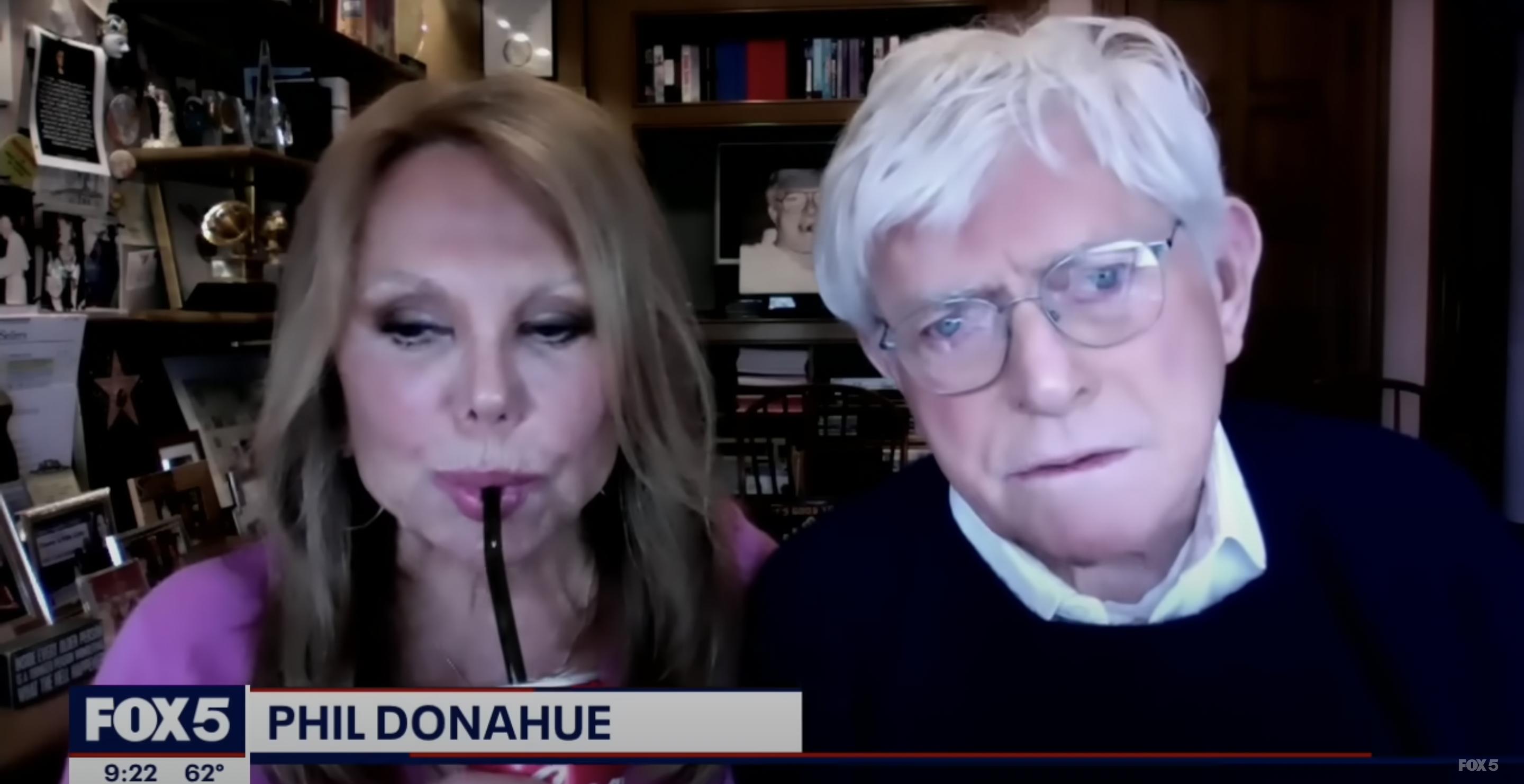 Marlo Thomas and Phil Donahue in their home study. | Source: YouTube/FOX 5 New York