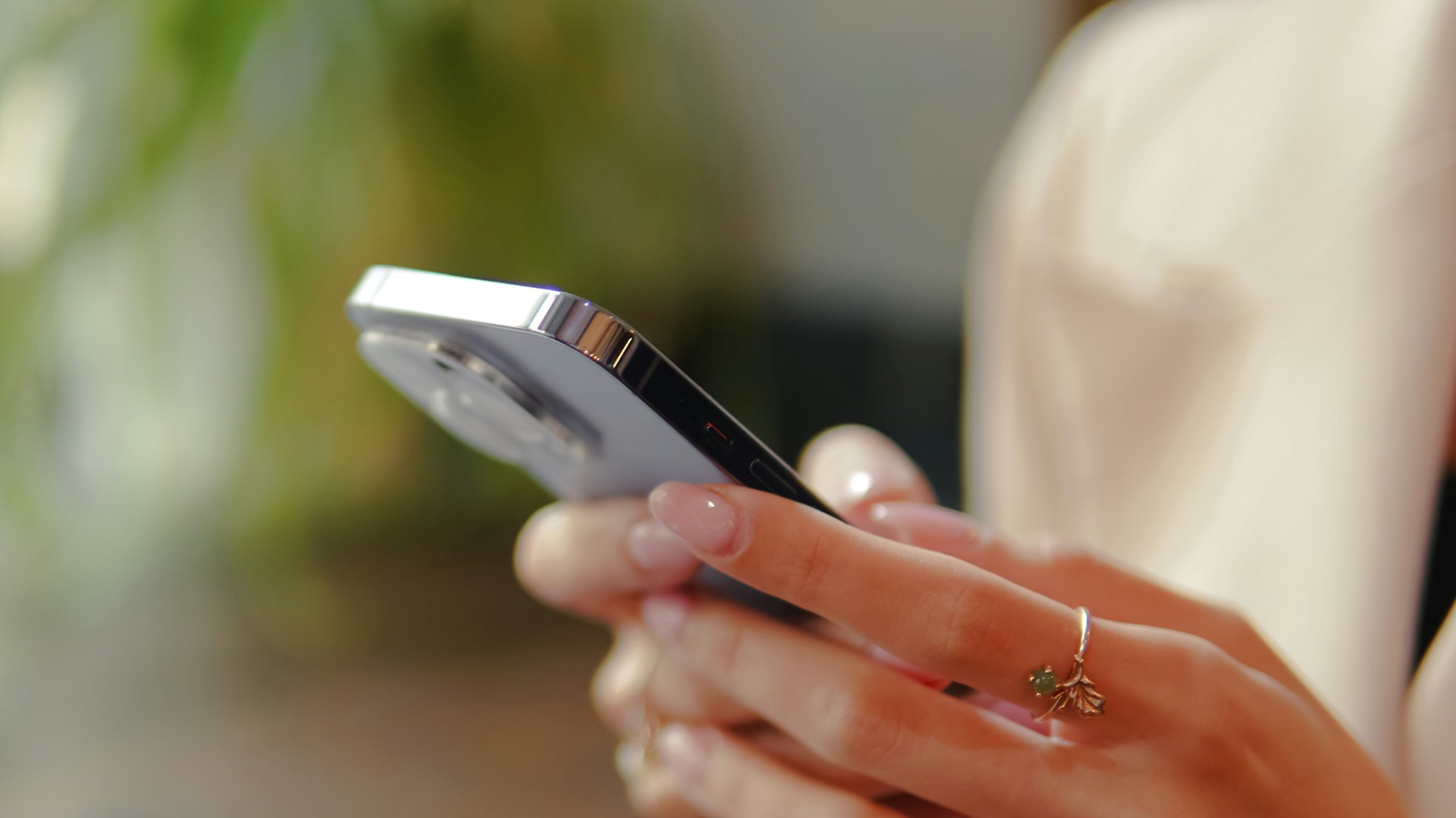 A woman holding her phone | Source: Unsplash