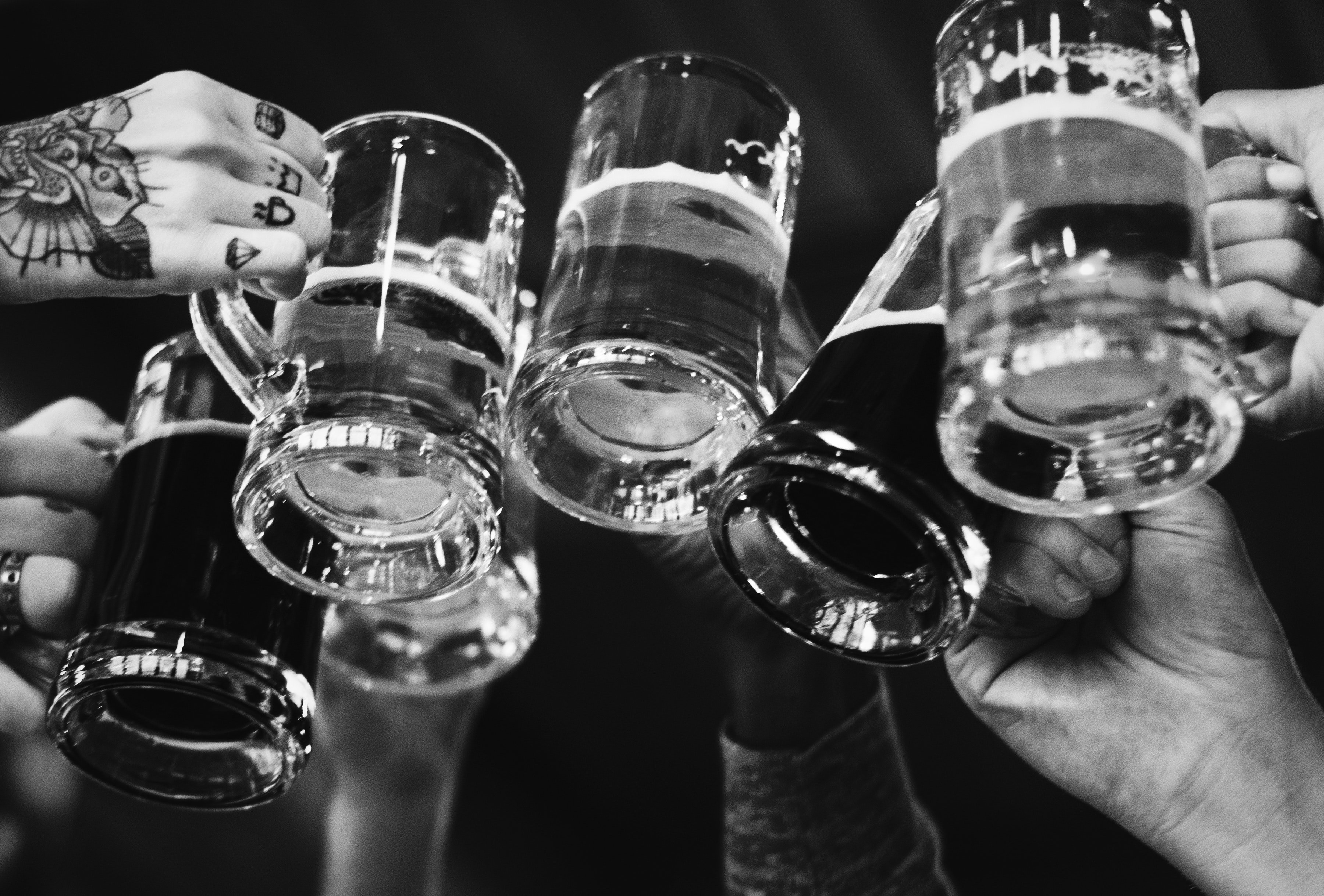 People clinking beer glasses. | Photo: Pexels