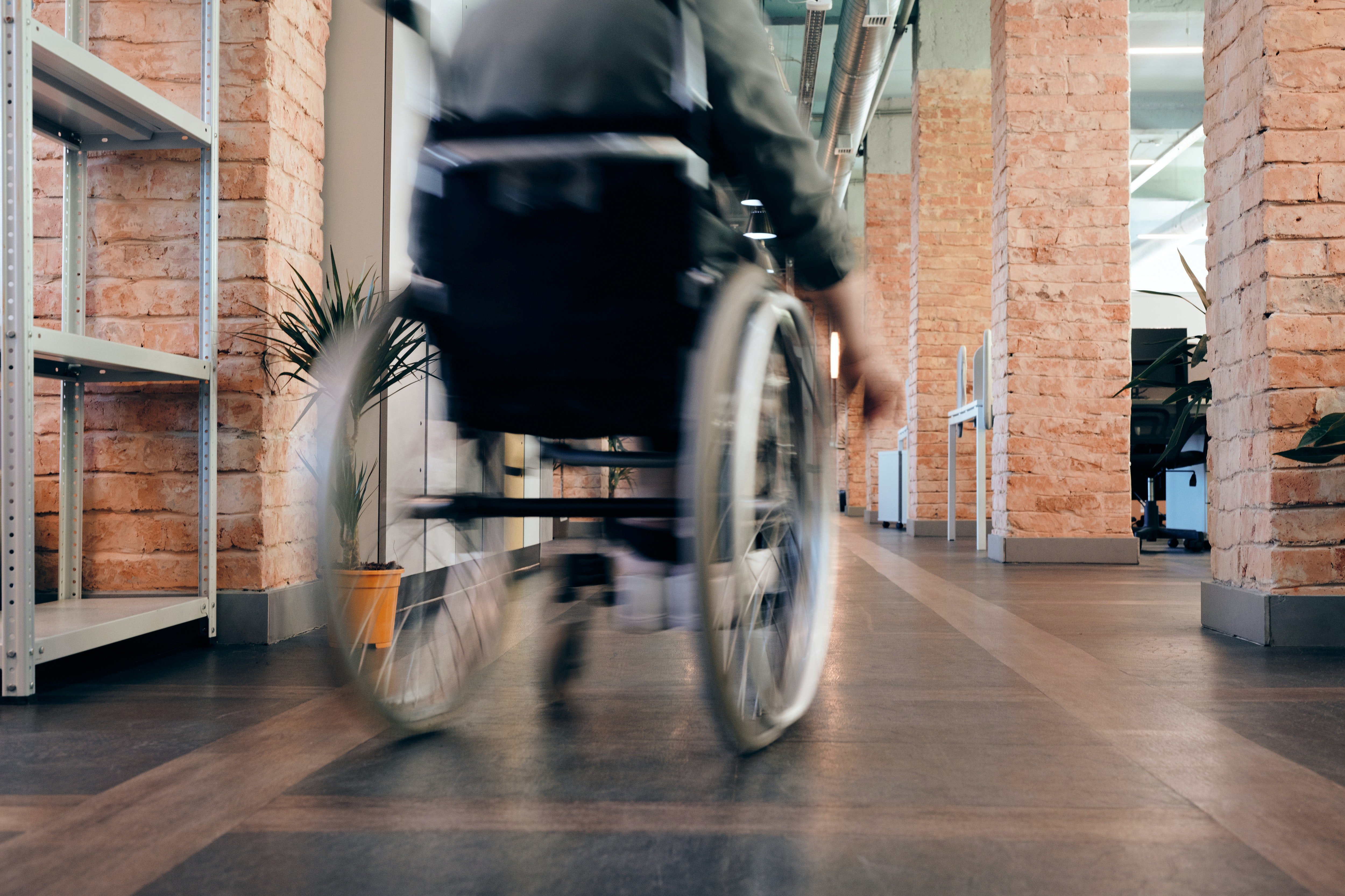 Ein älterer Mann in einem Rollstuhl betrat das Restaurant. | Quelle: Pexels