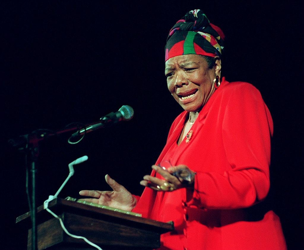  Dr. Maya Angelou delivers poetry to an audience of Tufts University students at the Somerville Theatre on April 28, 1997. | Photo: Getty Images