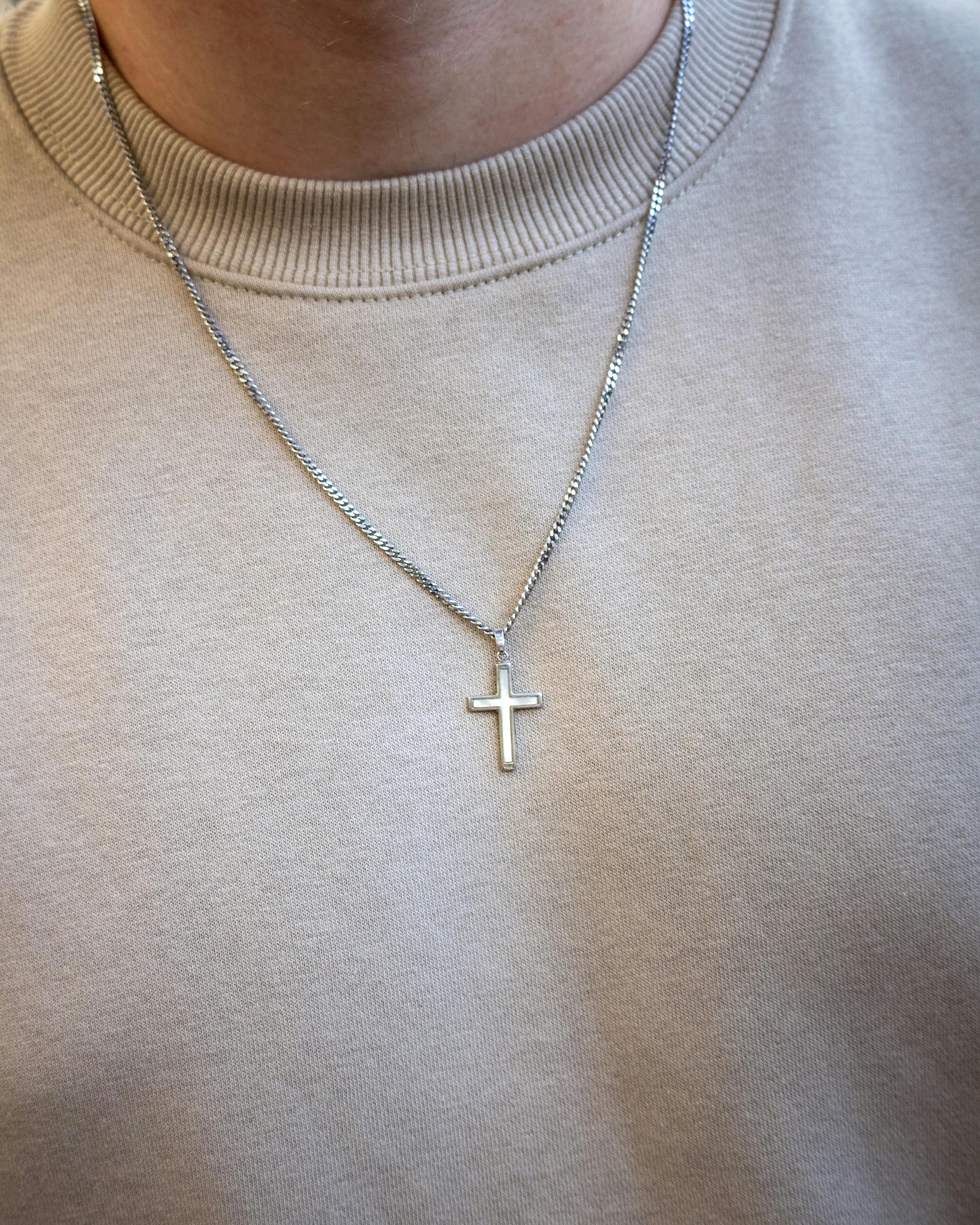 A cross necklace | Source: Pexels
