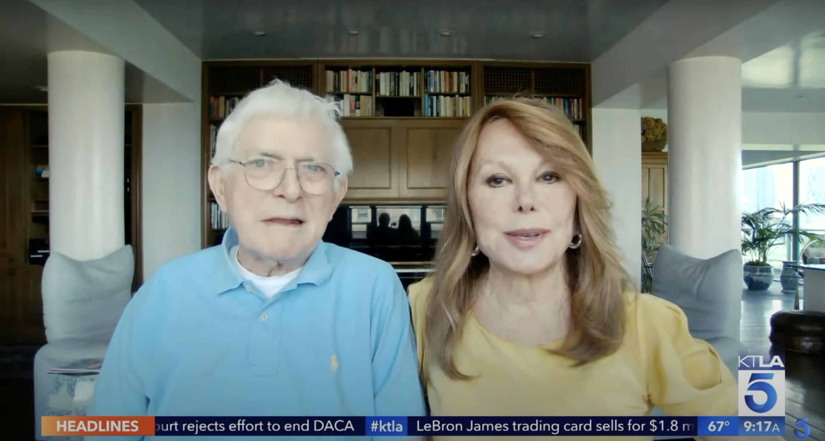 Phil Donahue and Marlo Thomas during an interview in their home library. | Source: YouTube/KTLA 5