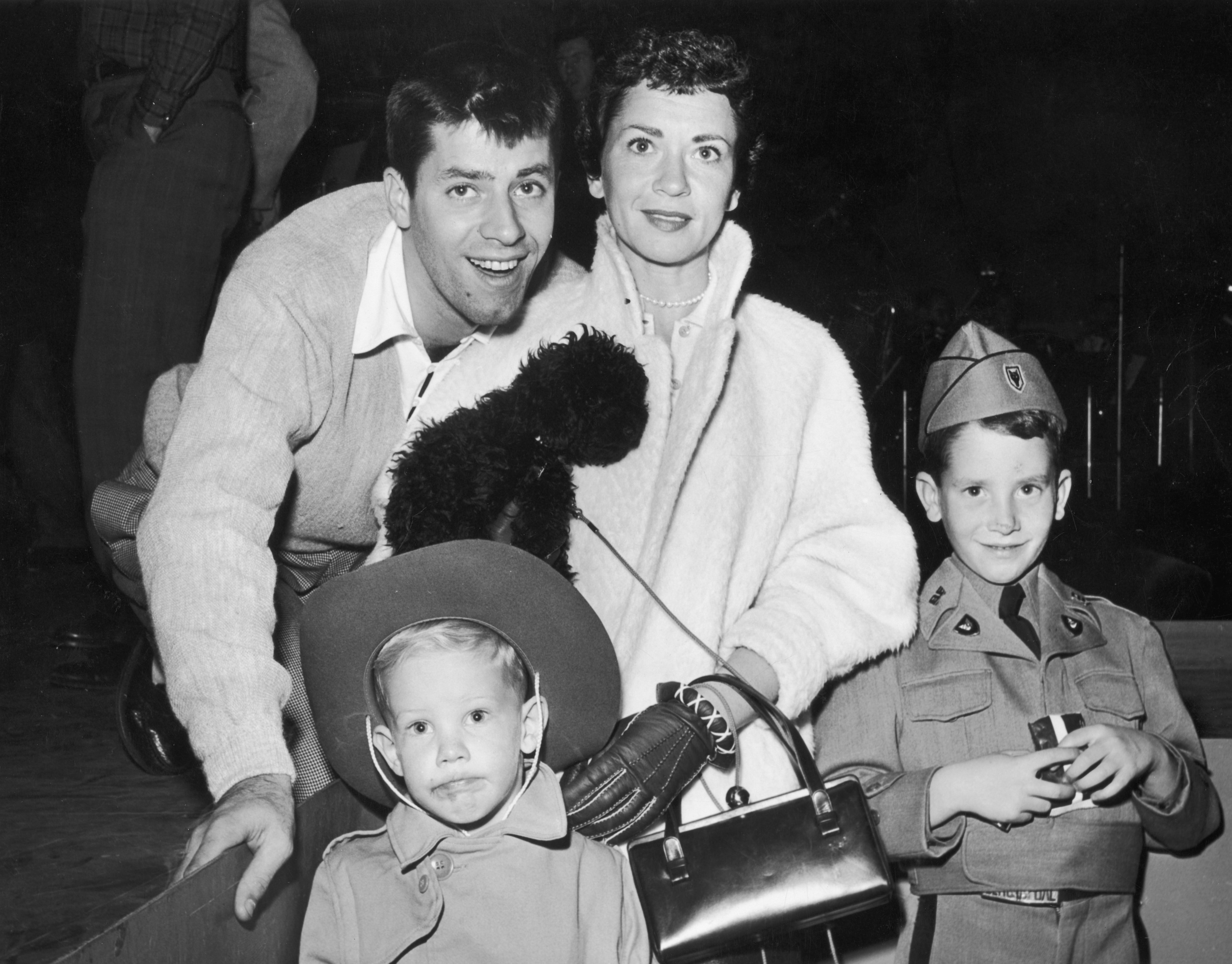 Jerry and Patti Lewis with their sons Ron and Gary. January 1, 1953 | Source: Getty Images 