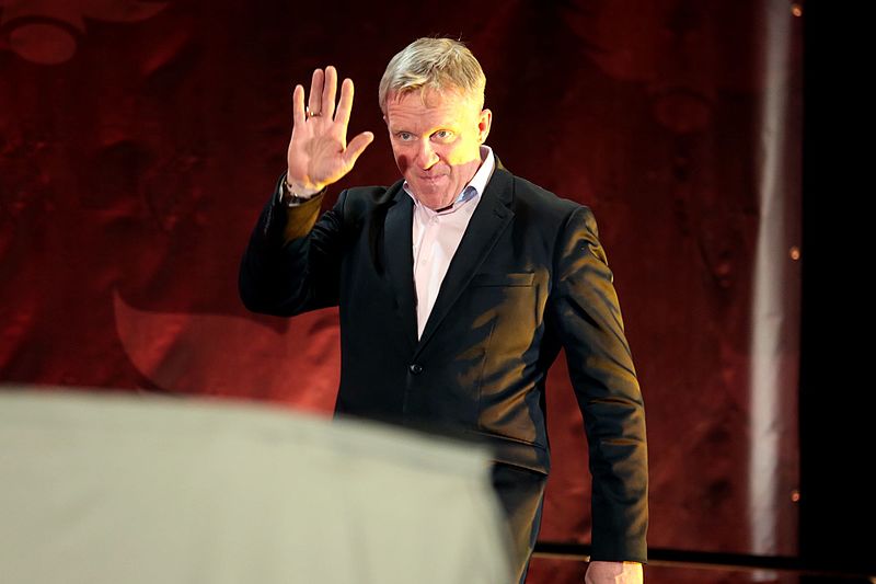 Anthony Michael Hall speaking at the 2017 Phoenix Comicon. | Source: Wikimedia Commons