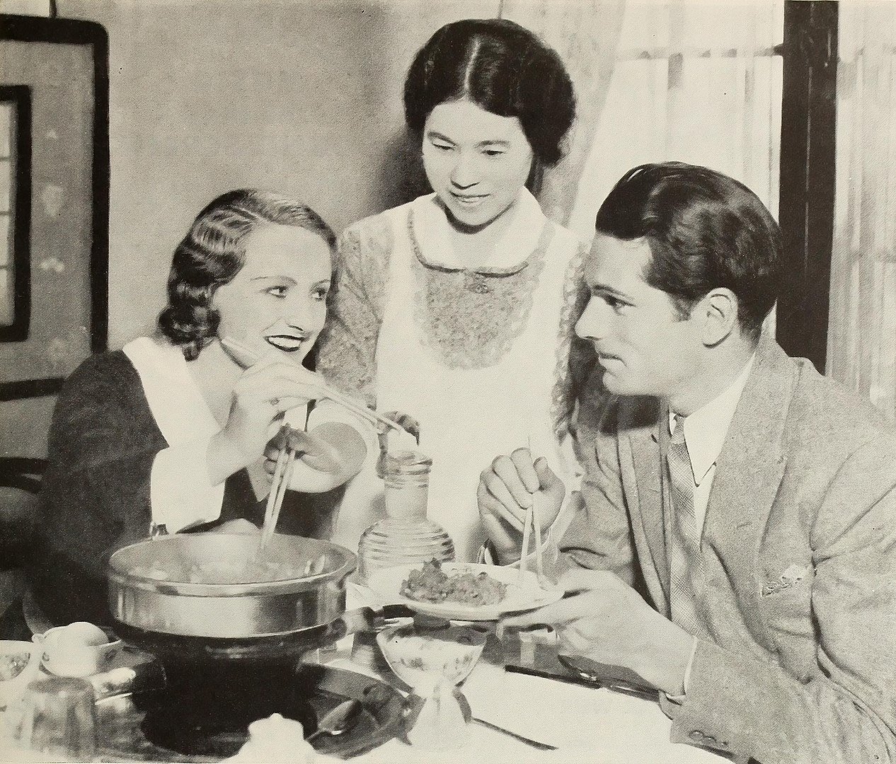 Olivier, with his first wife Jill Esmond at a Japanese restaurant in 1932 | Photo: Wikimedia Commons Images