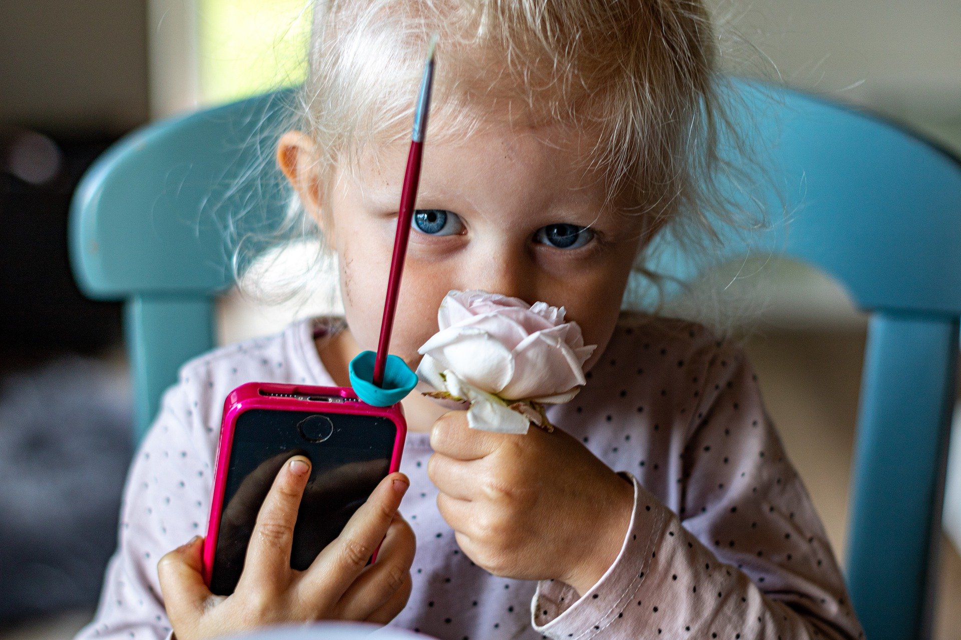 Ein kleines Mädchen hält ein Telefon. | Quelle: Pixabay