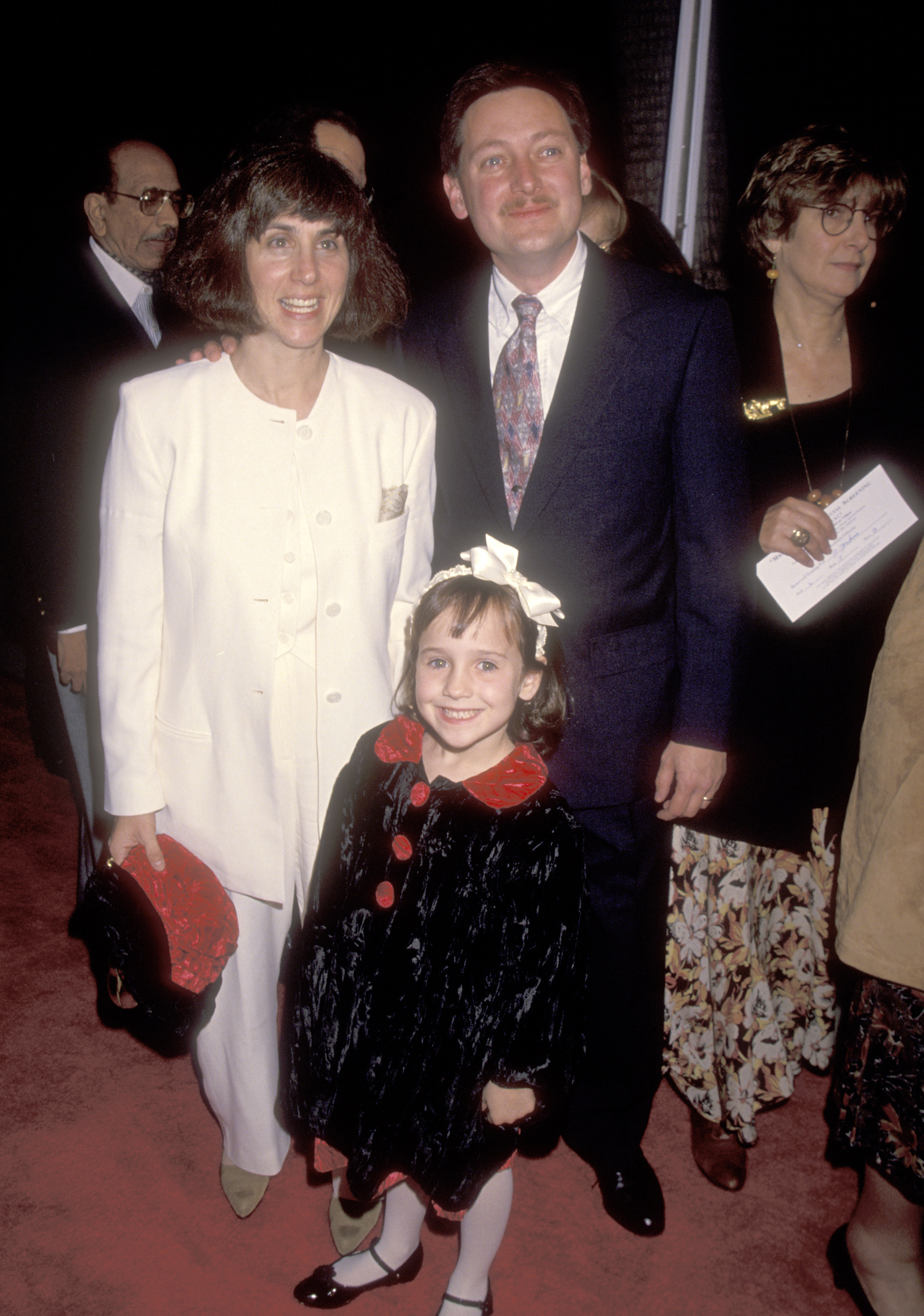 Mara Wilson, Suzie Shapiro, and Michael Wilson attending the "Mrs. Doubtfire" premiere in Beverly Hills, California, on November 22, 1993 | Source: Getty Images