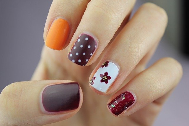 Uñas pintadas y decoradas. Fuente: Pixabay Uñas pintadas y decoradas. Fuente: Pixabay
