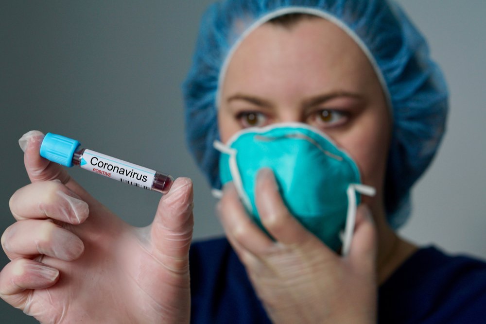 Enfermera con máscarilla sosteniendo una muestra de sangre que dio positivo en la prueba de coronavirus, originario de Wuhan, China. | Foto: Shutterstock