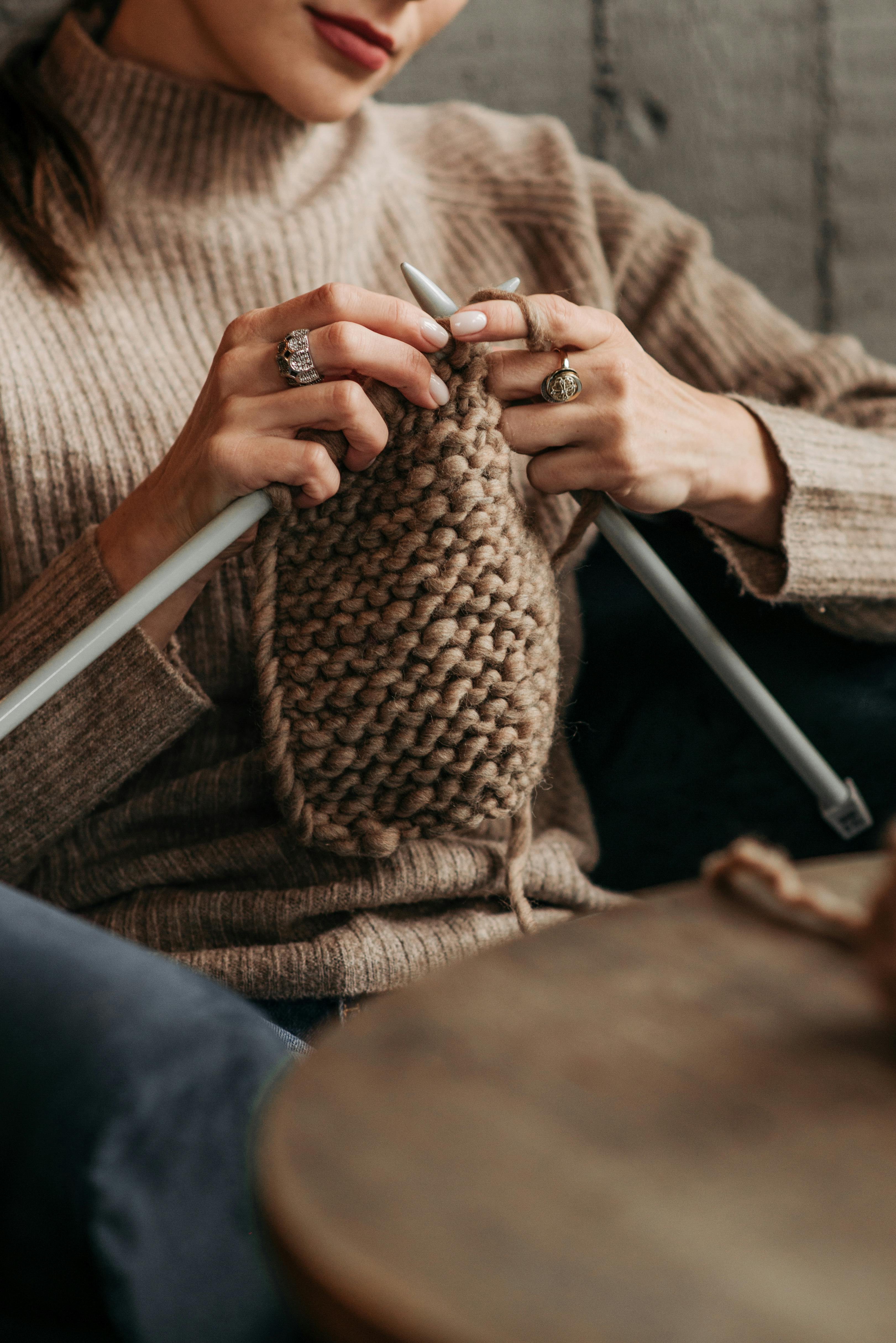 A woman knitting | Source: Pexels